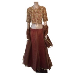 Set Lehenga di alta moda indiana in seta: blusa in broccato con perline e scialle abbinato