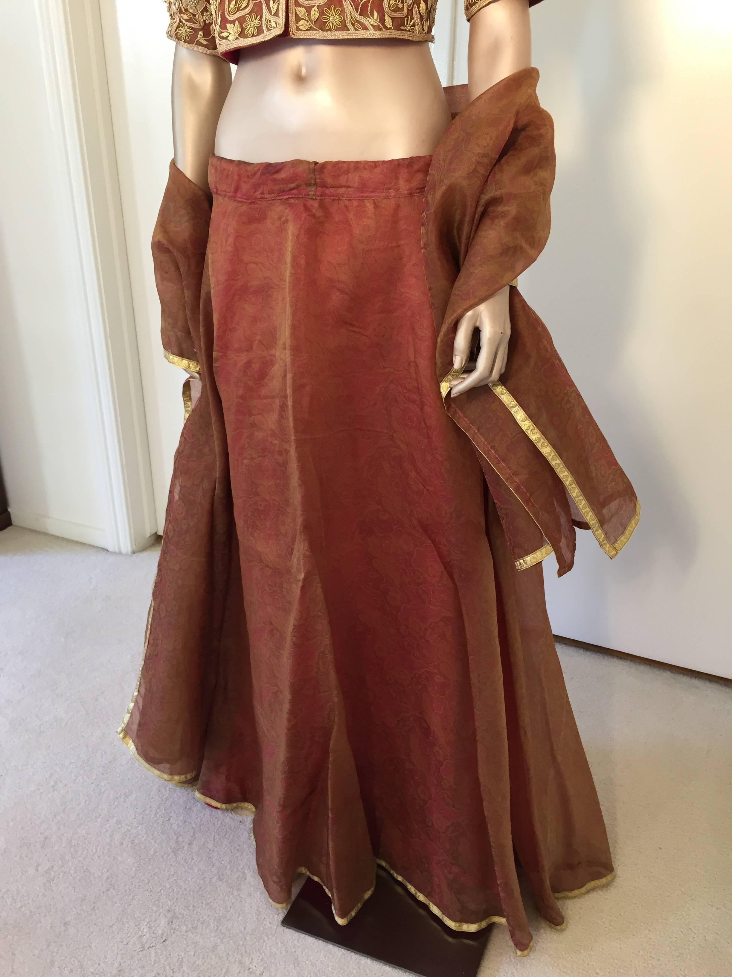Robe de créateur Sari vintage en soie brodée et perlée, Inde Bon état - En vente à North Hollywood, CA