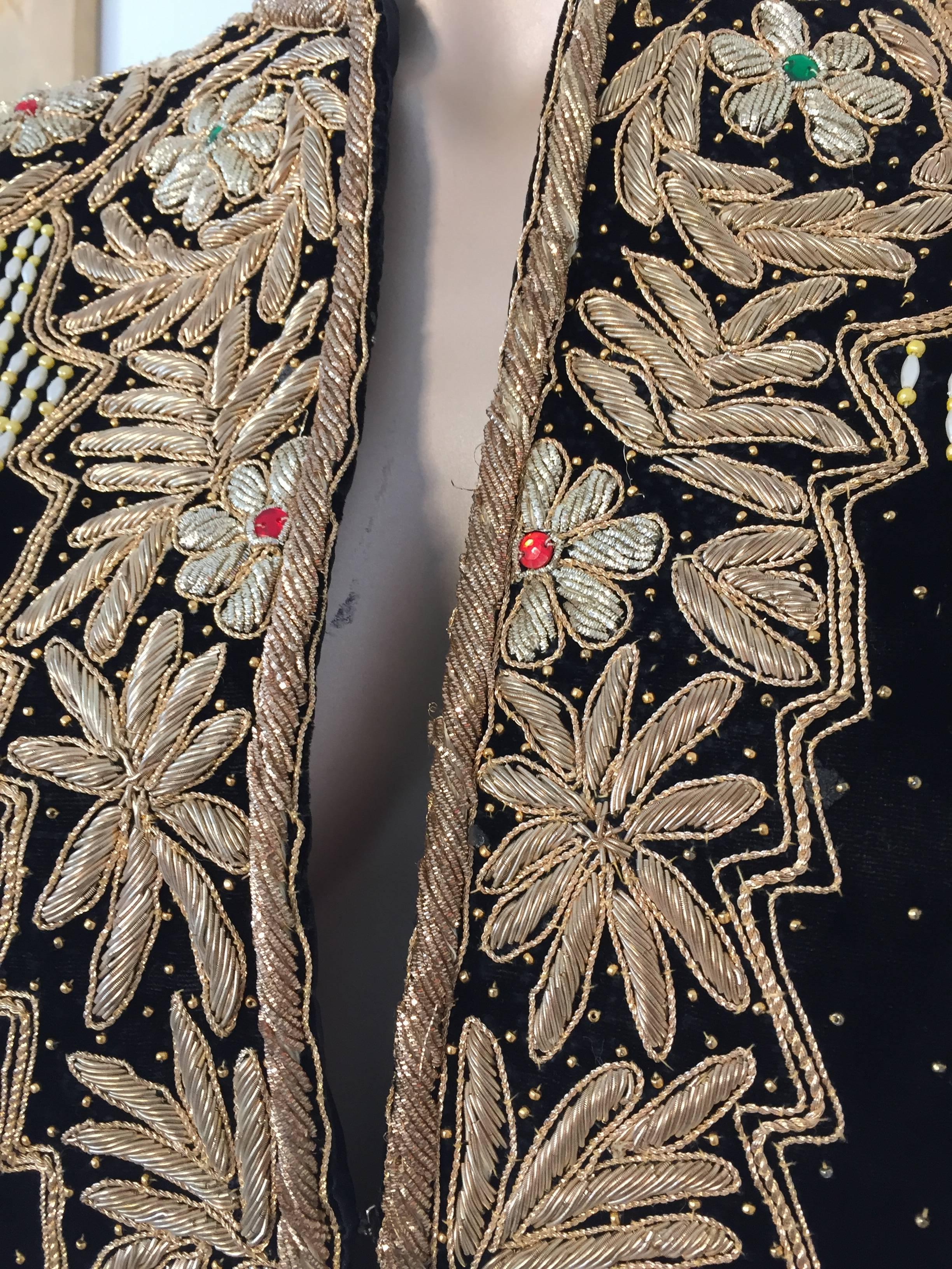 Brodé Robe de soirée deux pièces vintage en velours brodé avec jupe gilet, jupe et châle en vente