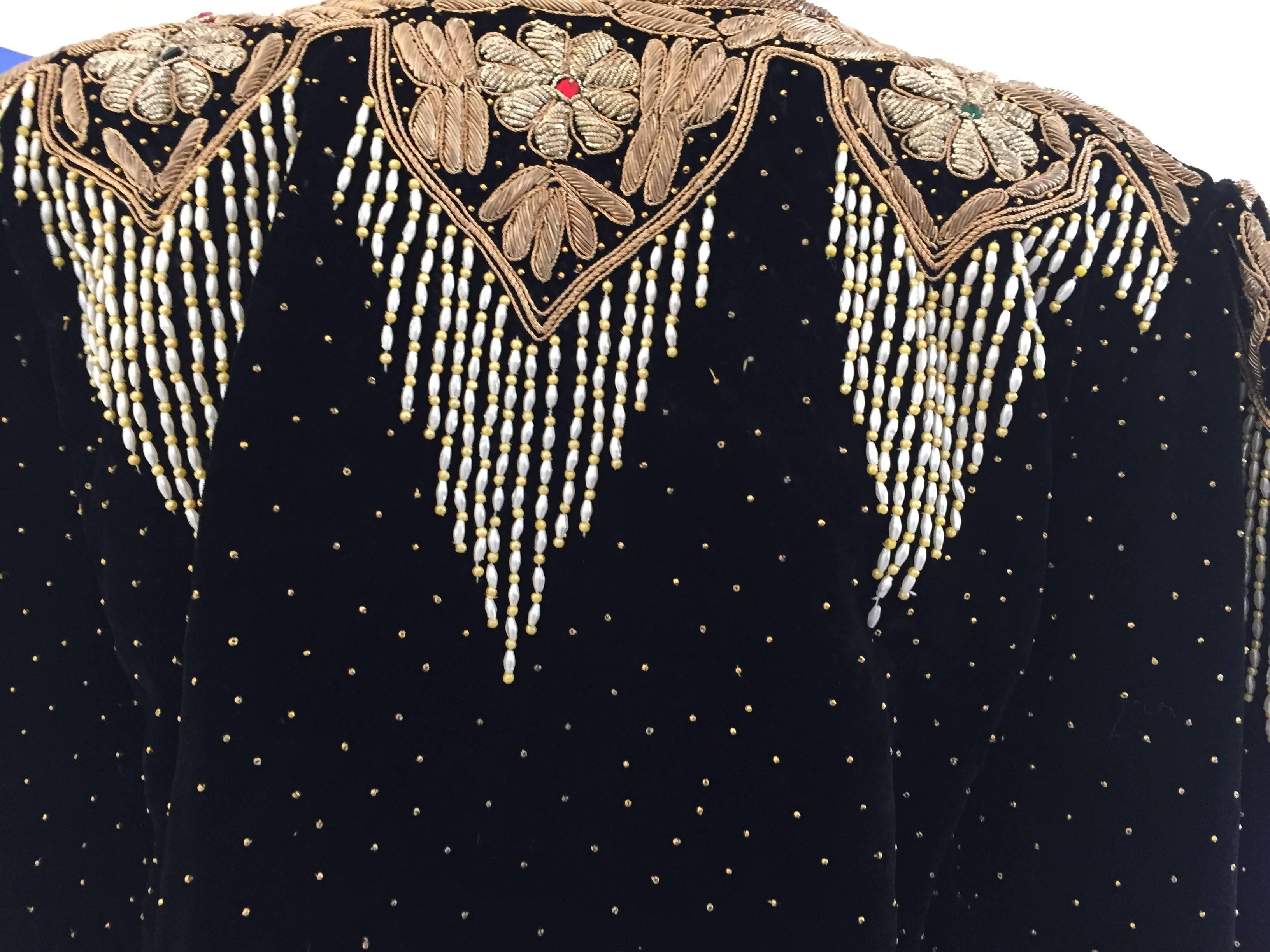 20ième siècle Robe de soirée deux pièces vintage en velours brodé avec jupe gilet, jupe et châle en vente