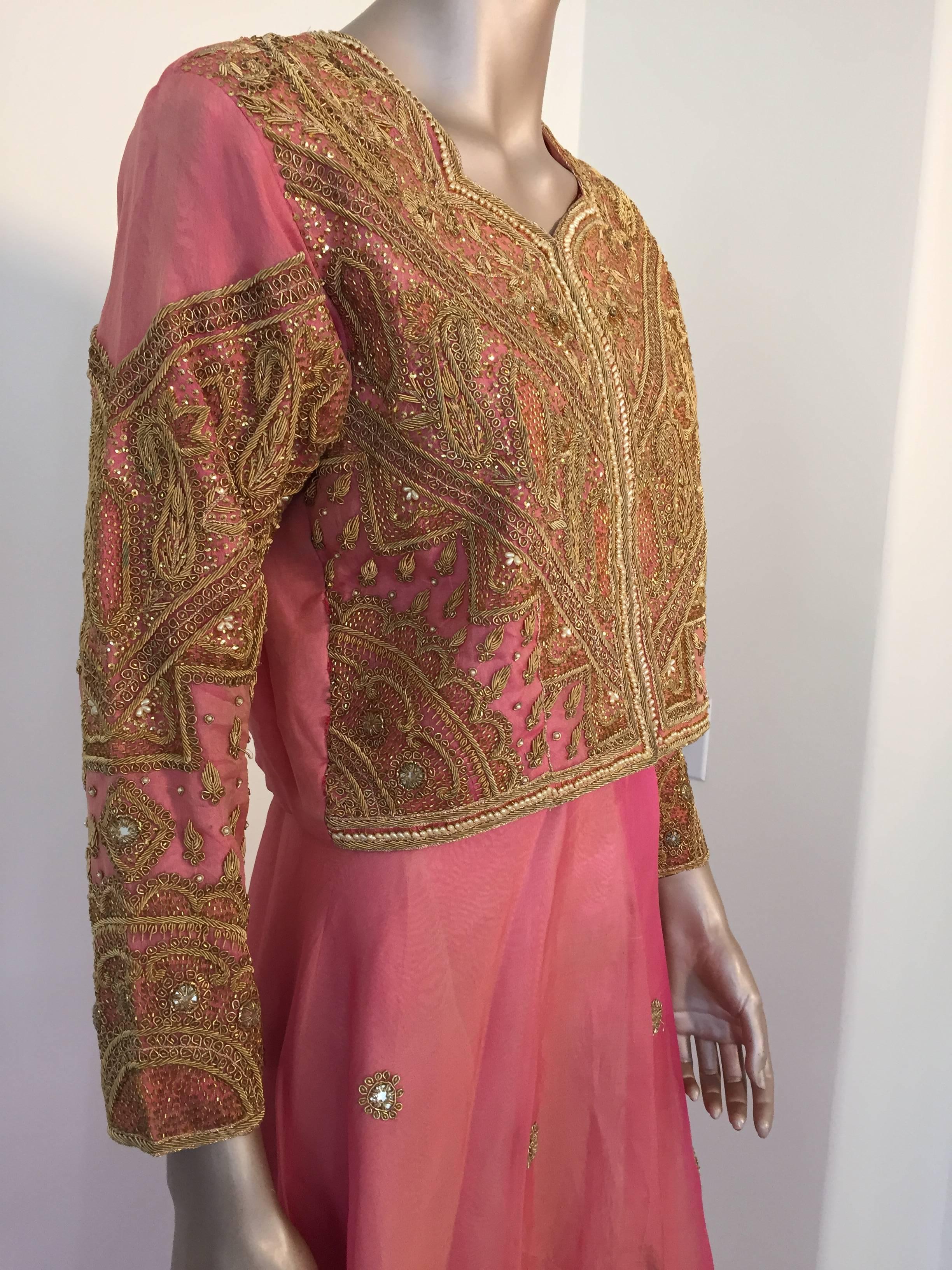 Anglo Raj Robe de soirée en soie brodée rose et or 3 pièces Gilet, jupe et châle en vente