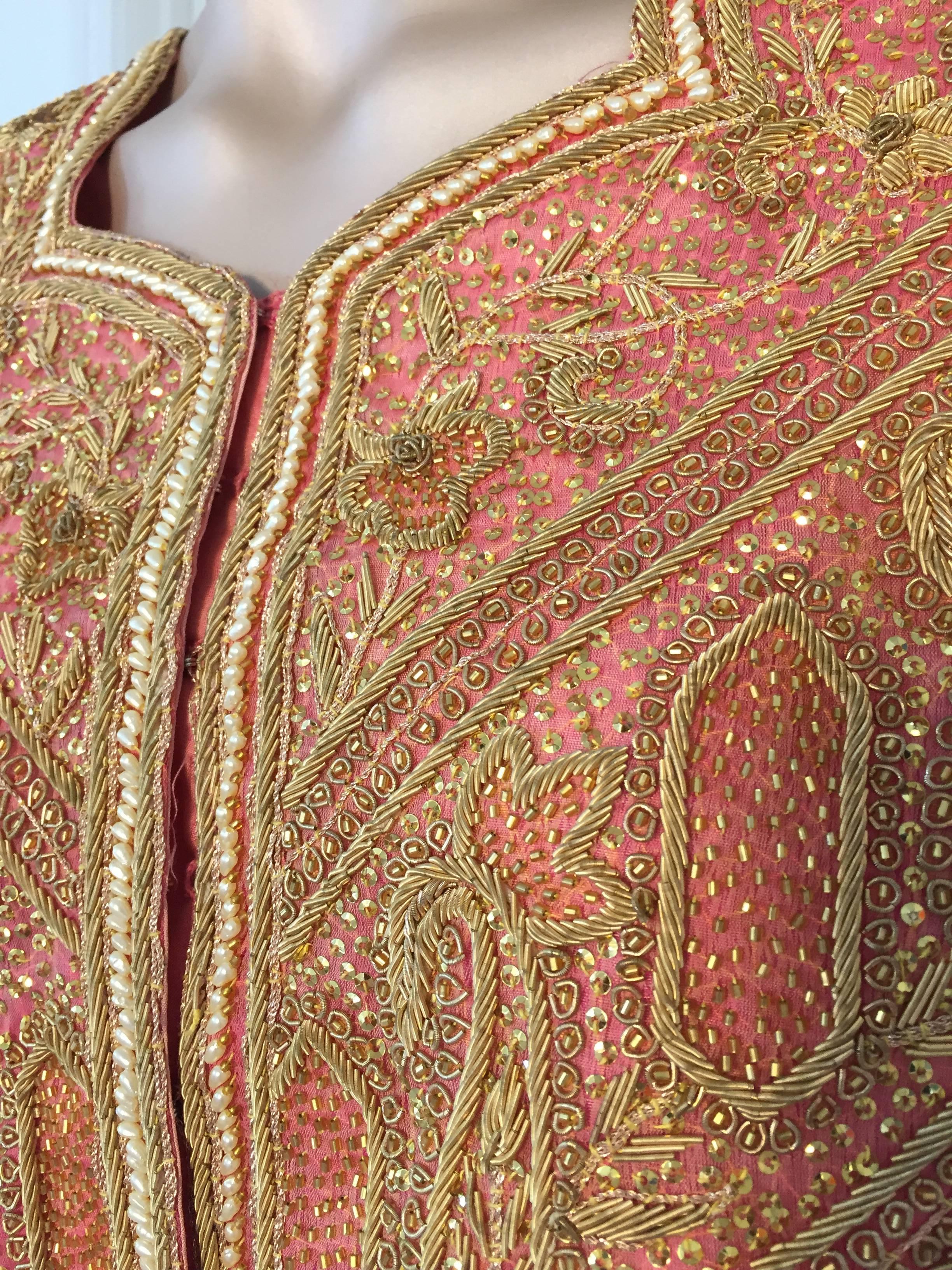 Brodé Robe de soirée en soie brodée rose et or 3 pièces Gilet, jupe et châle en vente