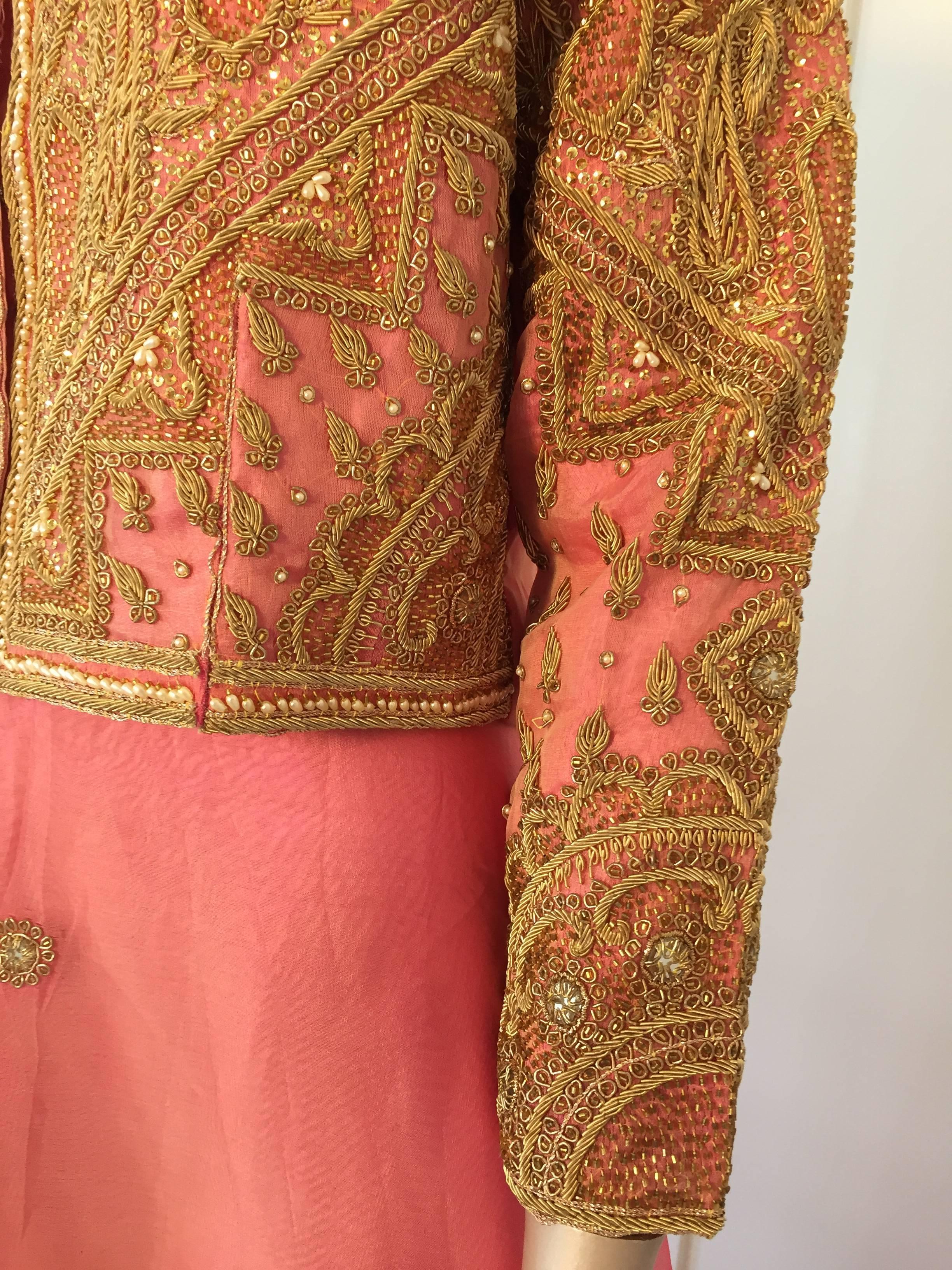 20th Century Embroidered Pink and Gold Silk Evening 3 Pieces Gown Vest and Skirt and Shawl For Sale