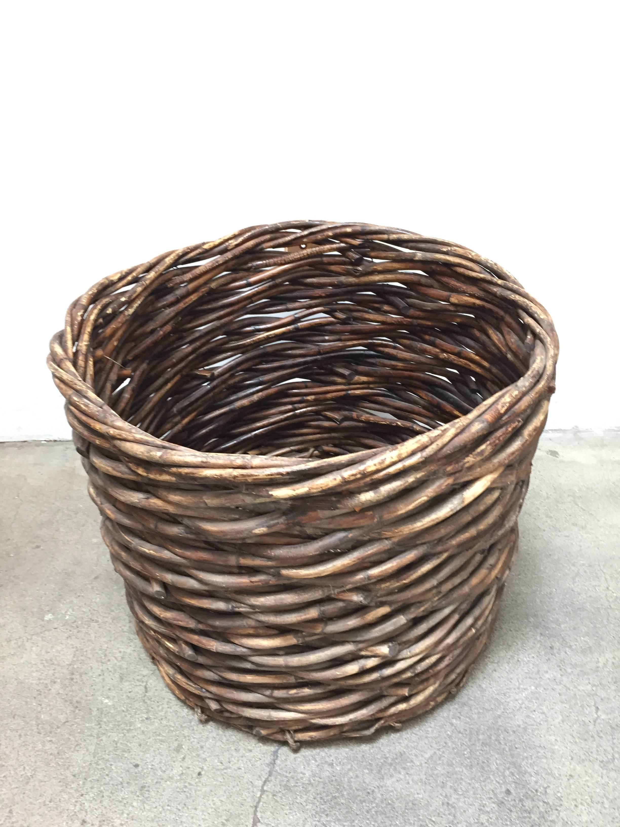 French Vintage Oversized Harvest Wicker Basket In Good Condition In North Hollywood, CA