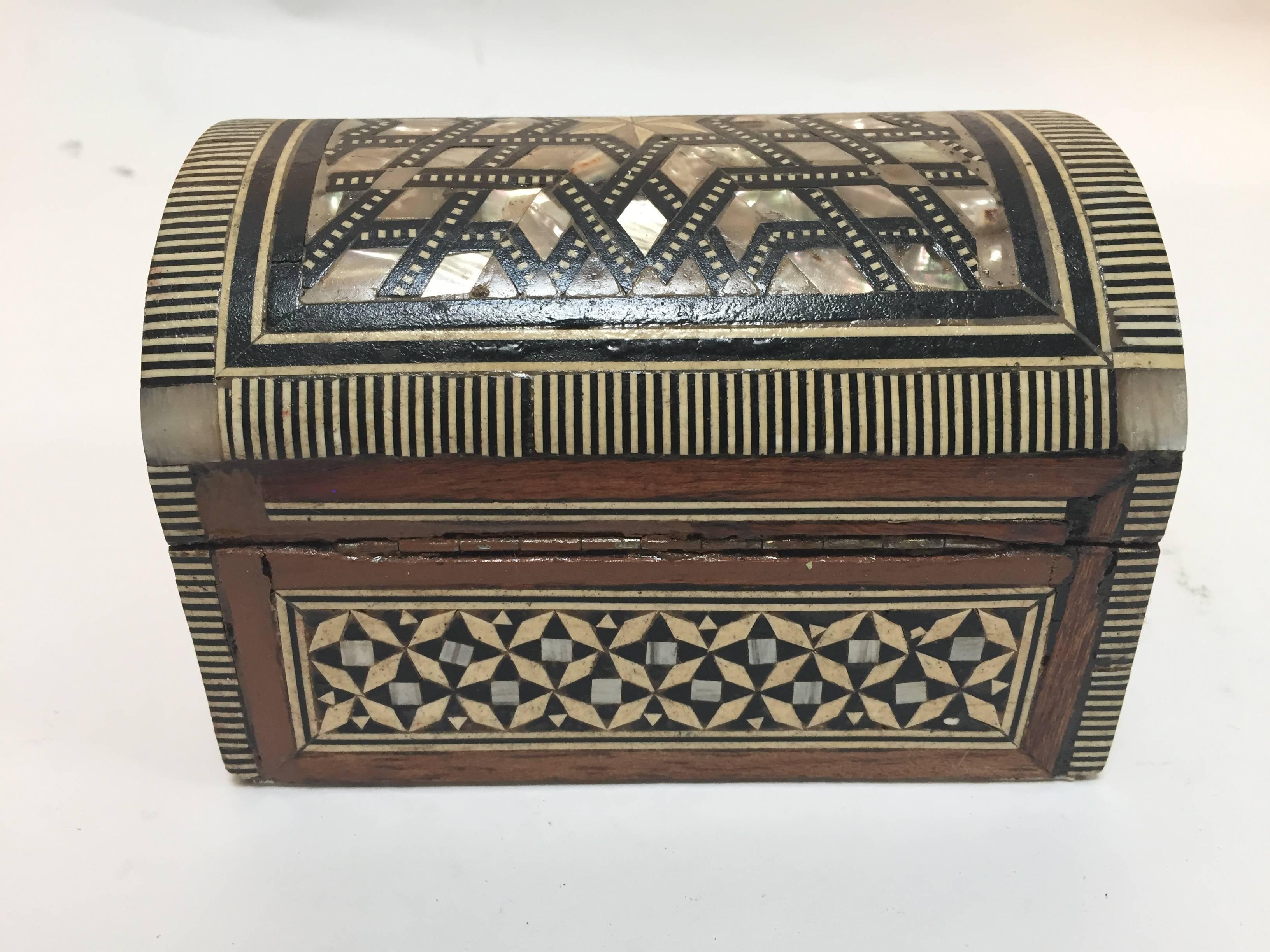 Middle Eastern Syrian Mother-of-Pearl Inlaid Jewelry Box In Good Condition In North Hollywood, CA