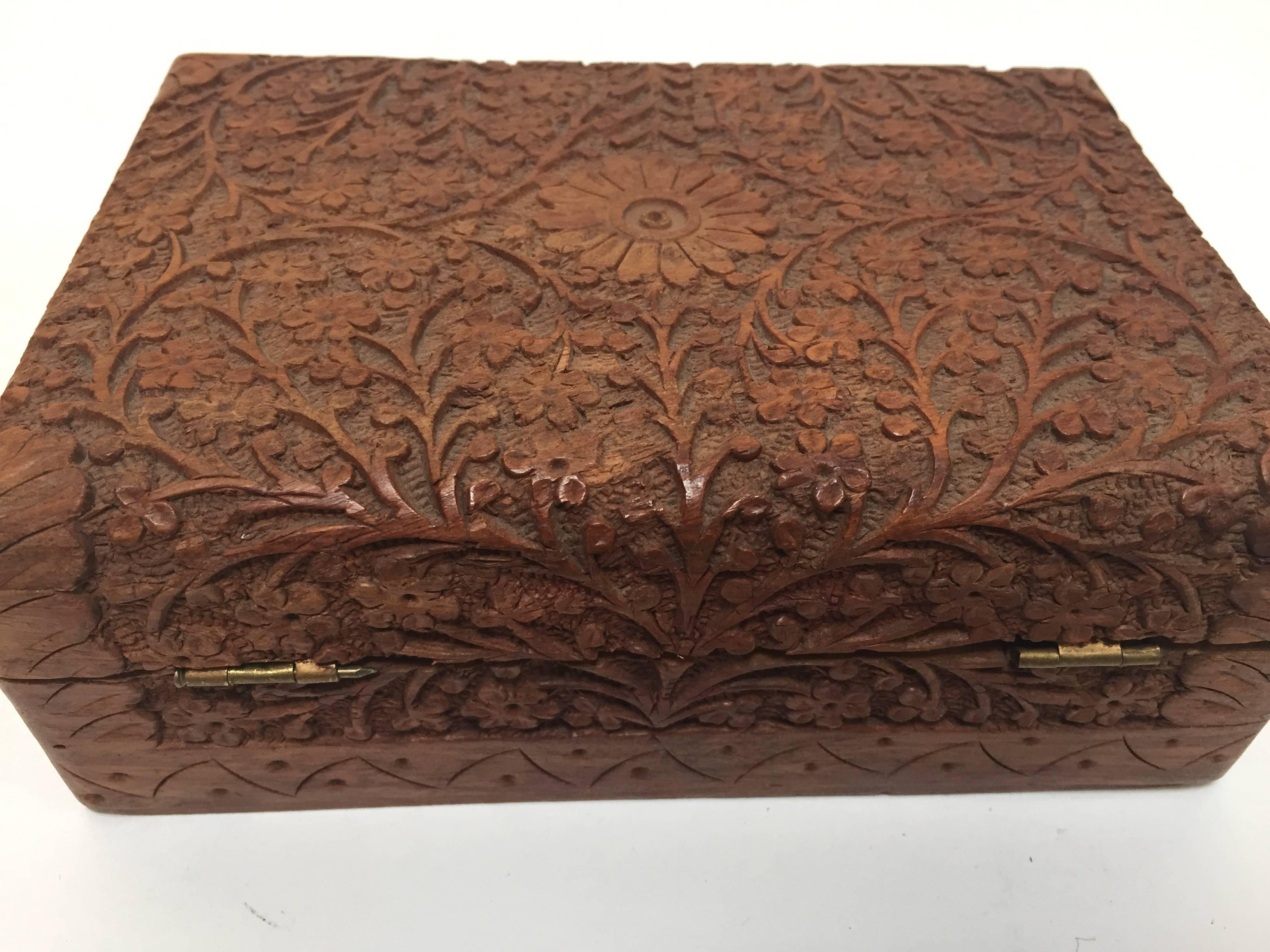 Anglo Raj Hand-Carved Decorative Jewelry Box In Good Condition For Sale In North Hollywood, CA