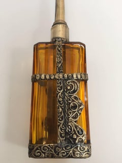 Sprinkler de parfum marocain avec incrustation de motifs en métal argenté en relief