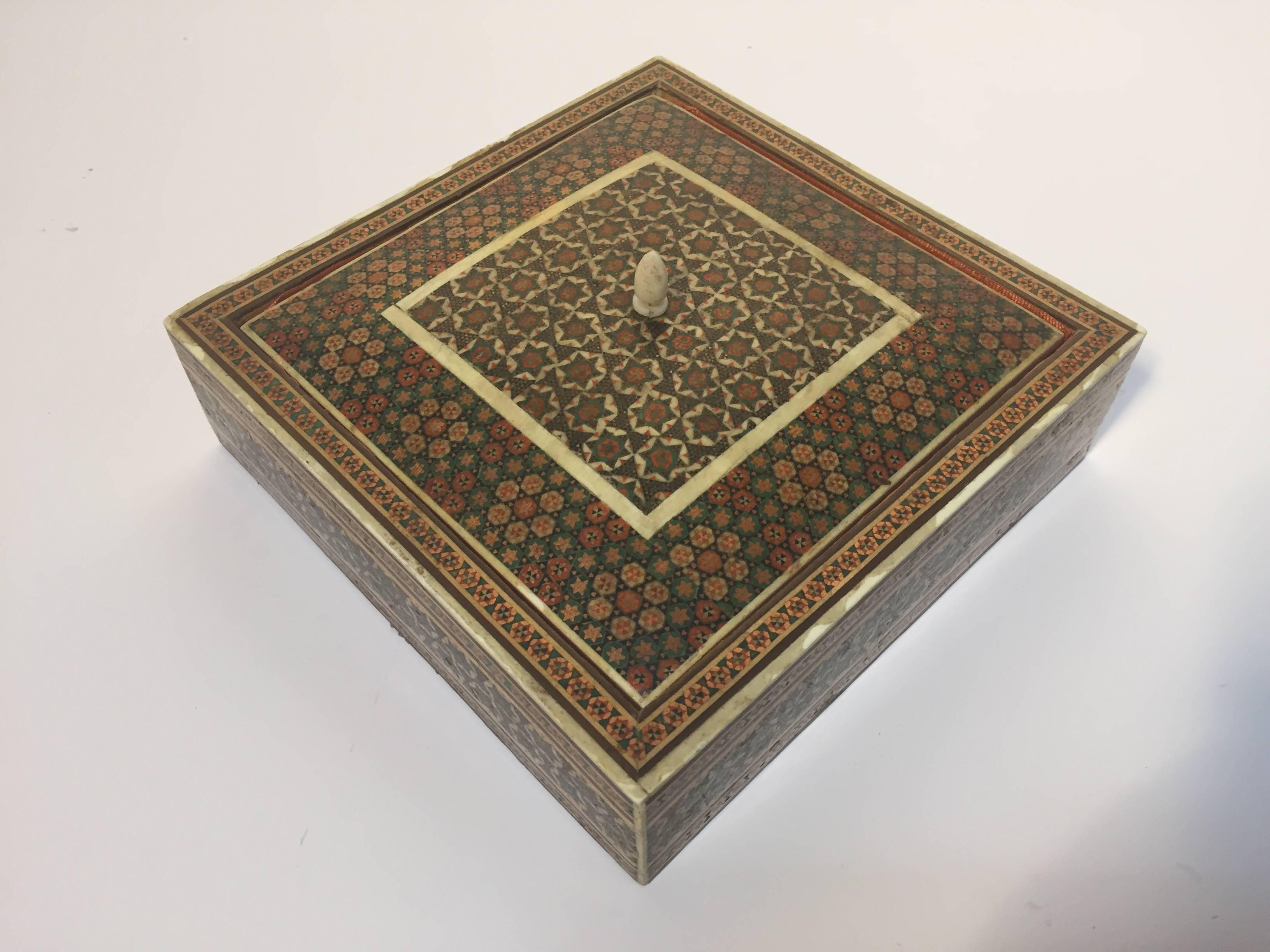 Anglo-Indian square micro mosaic inlaid jewelry box with lid.
Intricate inlaid Anglo-Indian British Colonial box with floral and geometric design.
Red velvet lined with glass.
Anglo-Indian Colonial bone inlay and marquetry, very fine