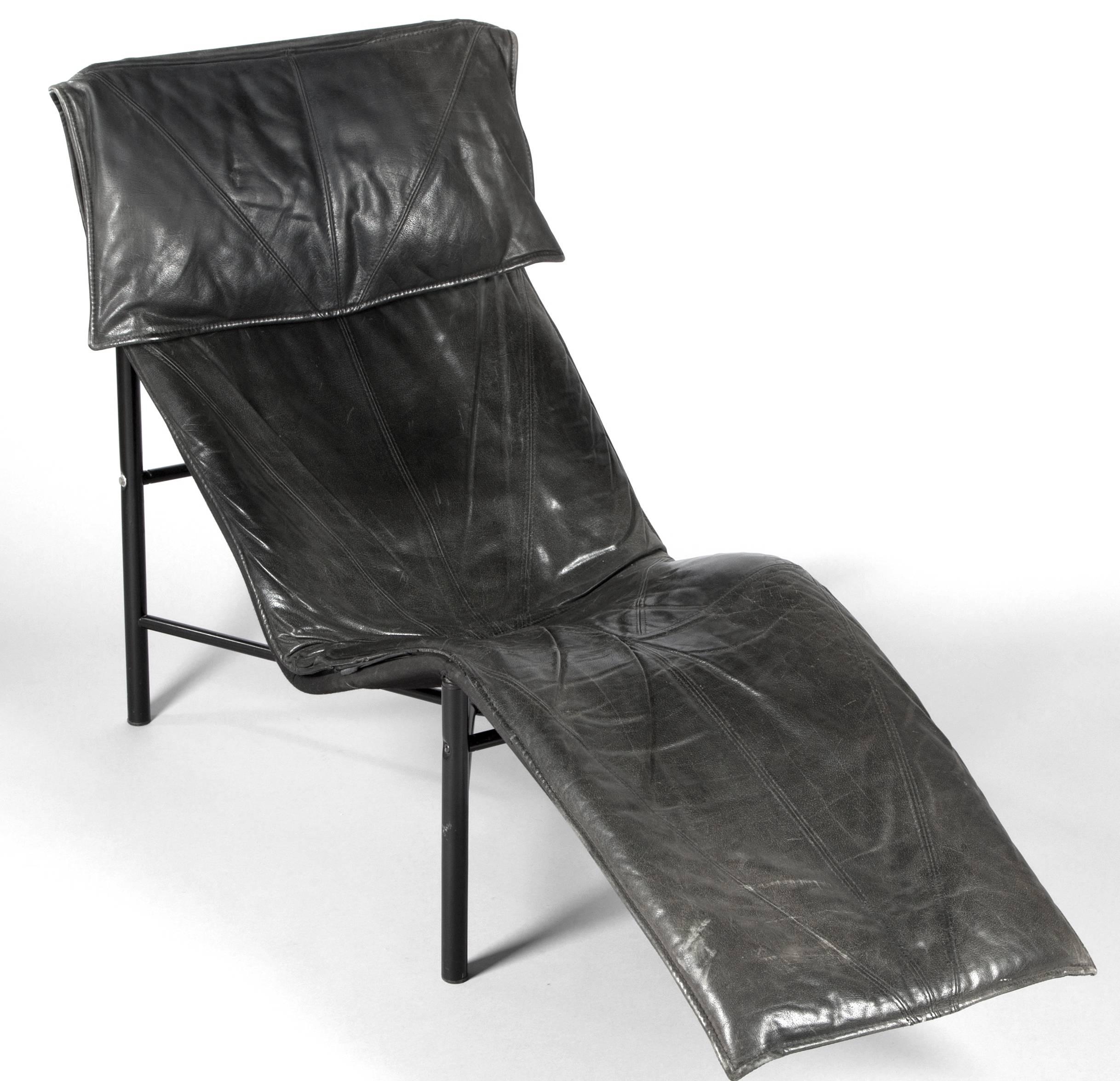 Leather chaise longue by Lord Bjorklund, the design features an architectural black steel tube frame with a curvy streamlined platform and leather,
circa 1970, made in Sweden
This is a very comfortable black leather lounge chair by Tord Bjorklund