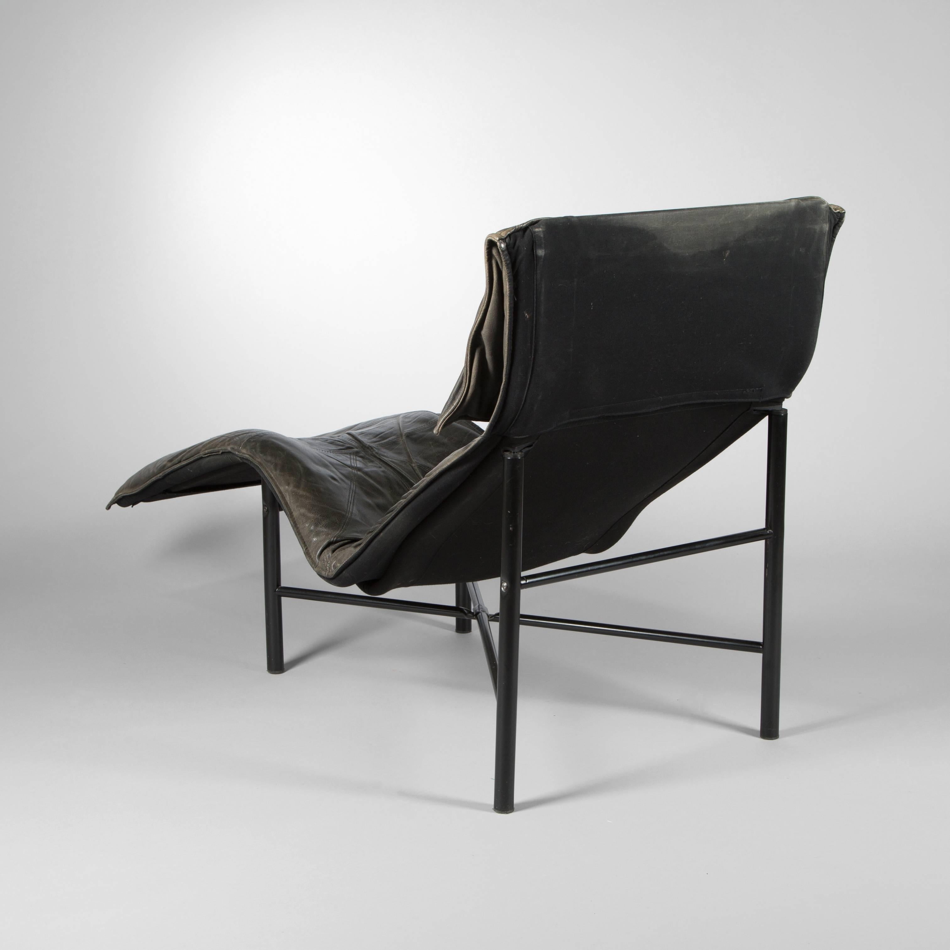 black leather chaise longue