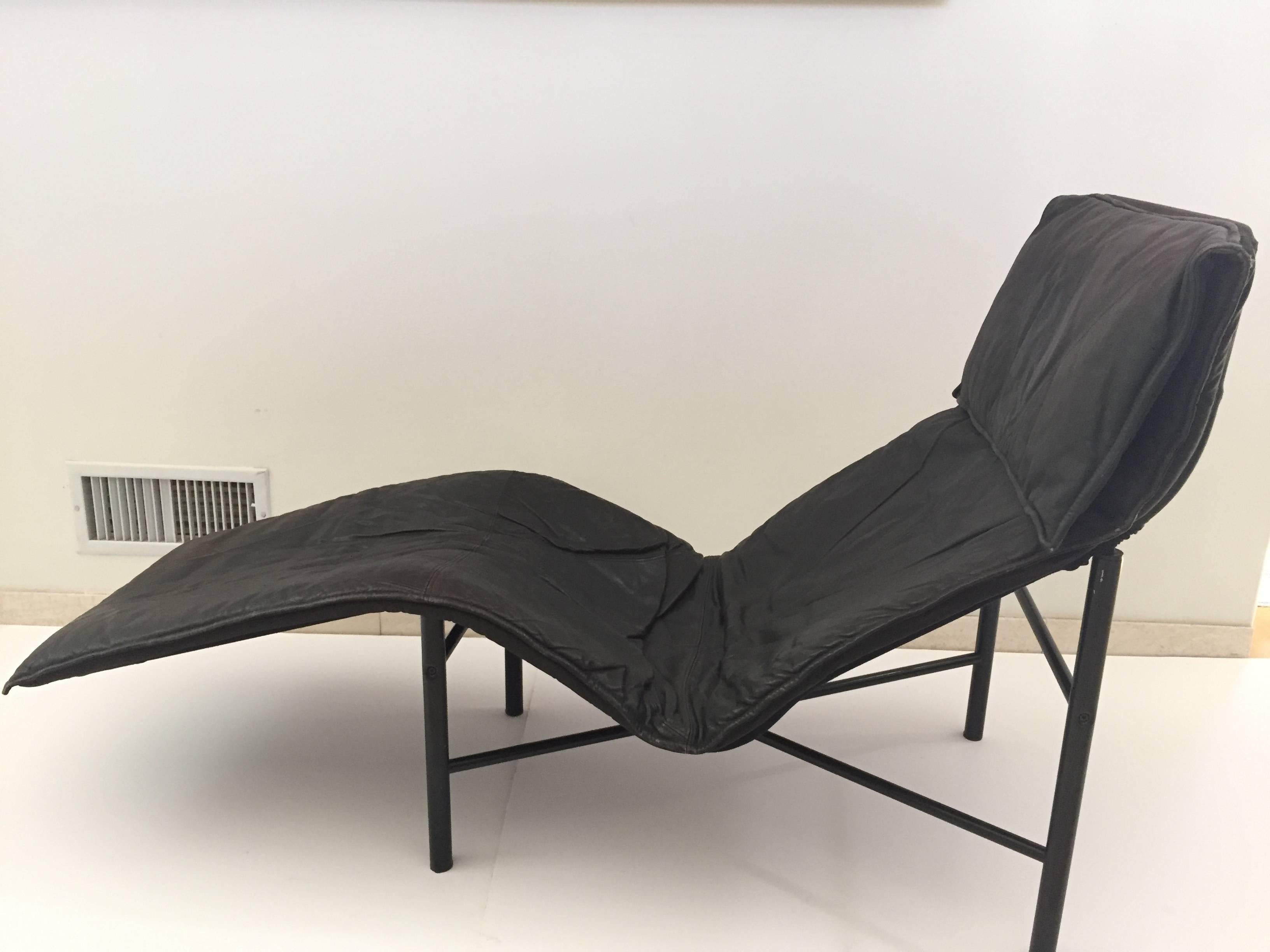 Tord Bjorklund Chaiselongue aus schwarzem Leder, Schweden 1970er Jahre (Stahl) im Angebot