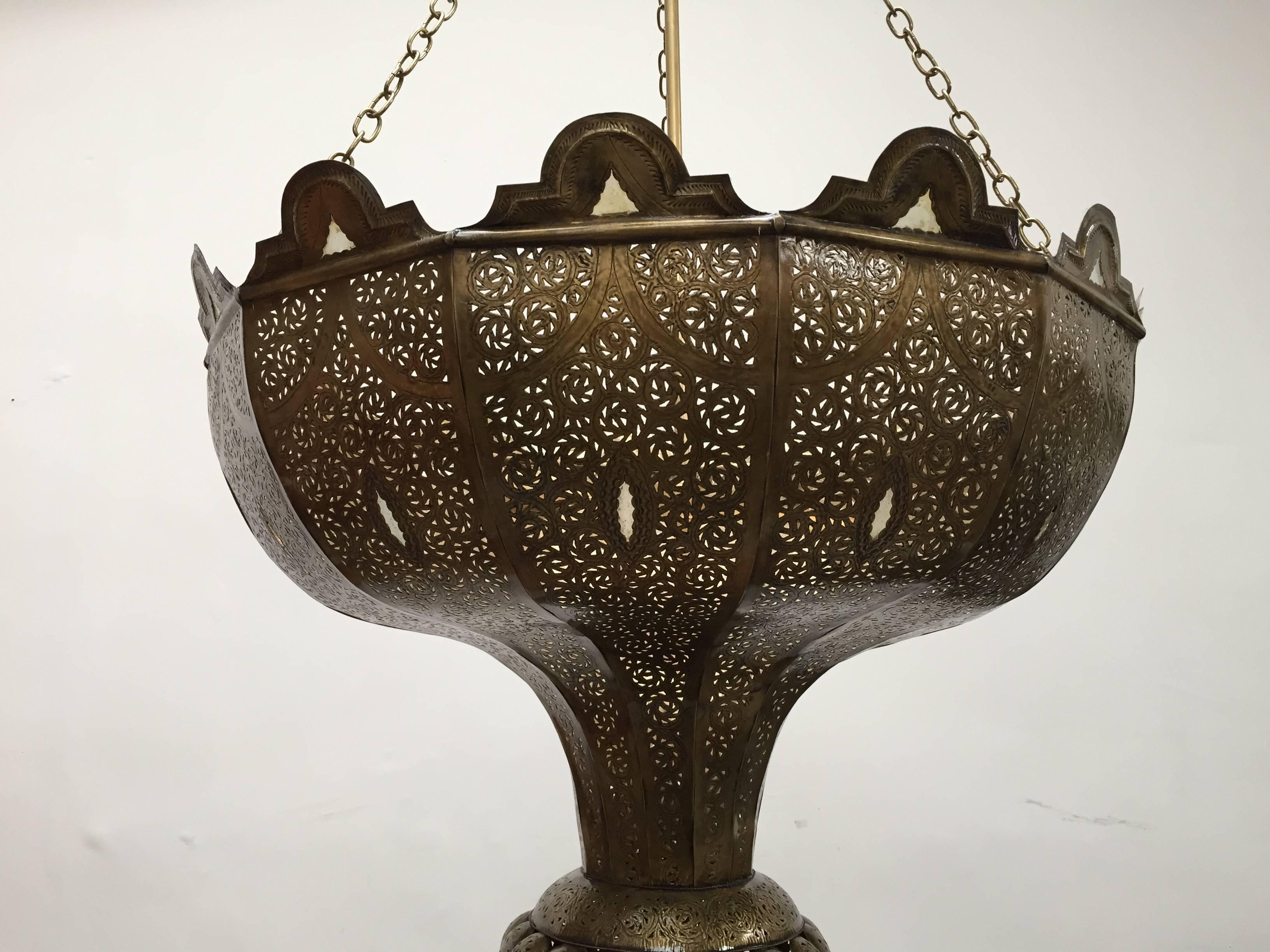 XX secolo Lampadario marocchino d'epoca in ottone di grandi dimensioni in stile moresco di Alberto Pinto in vendita