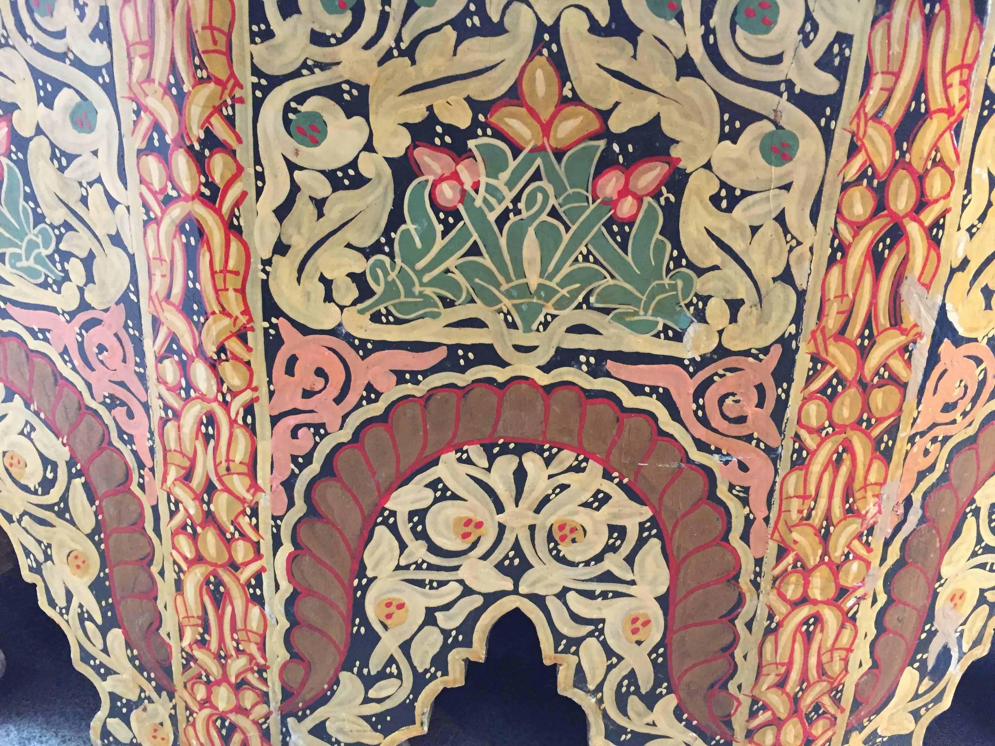 Grande table basse marocaine peinte à la main avec des couleurs polychromes 2