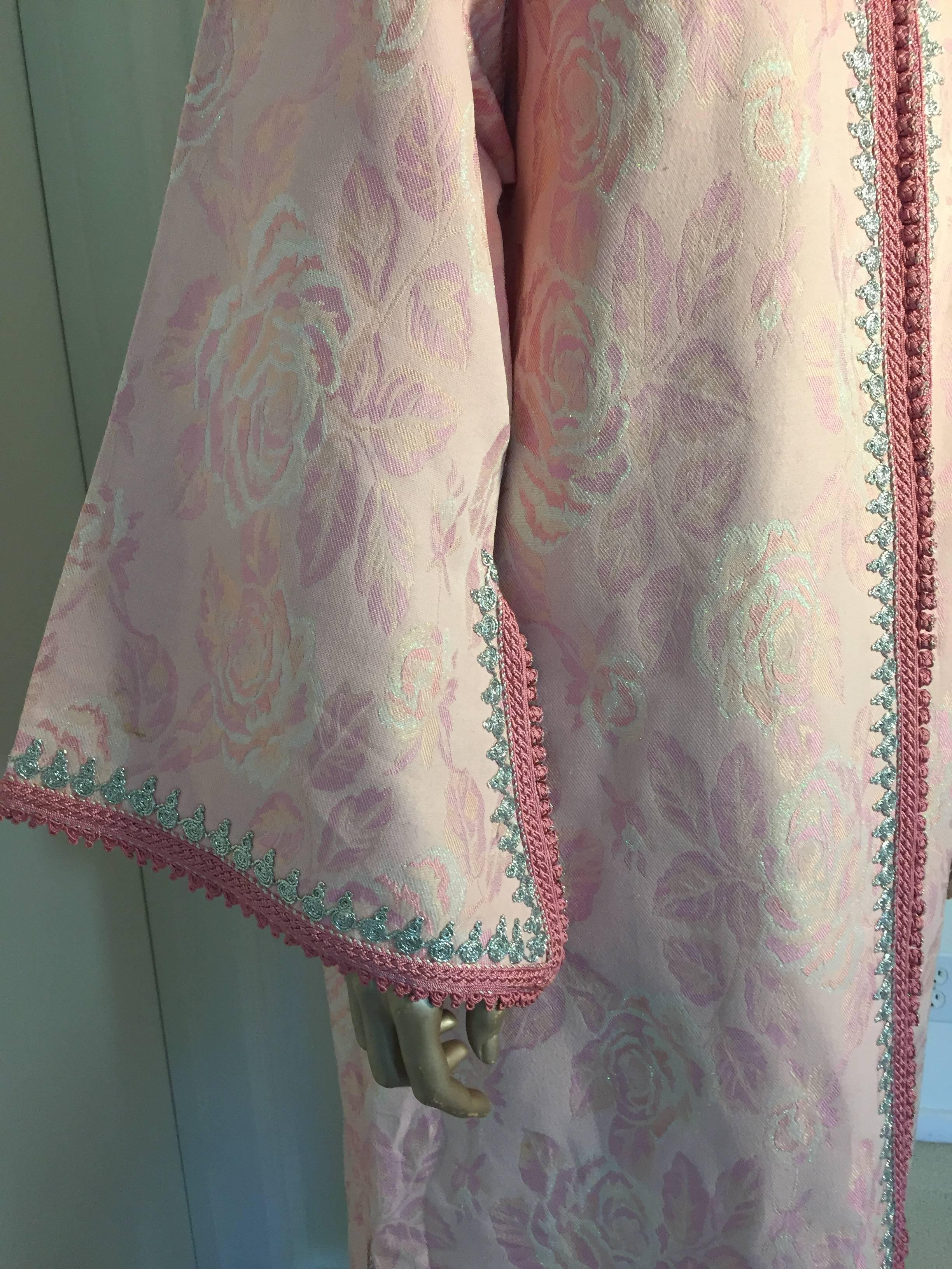 20th Century Elegant Moroccan Caftan in Pink and Silver Metallic Brocade