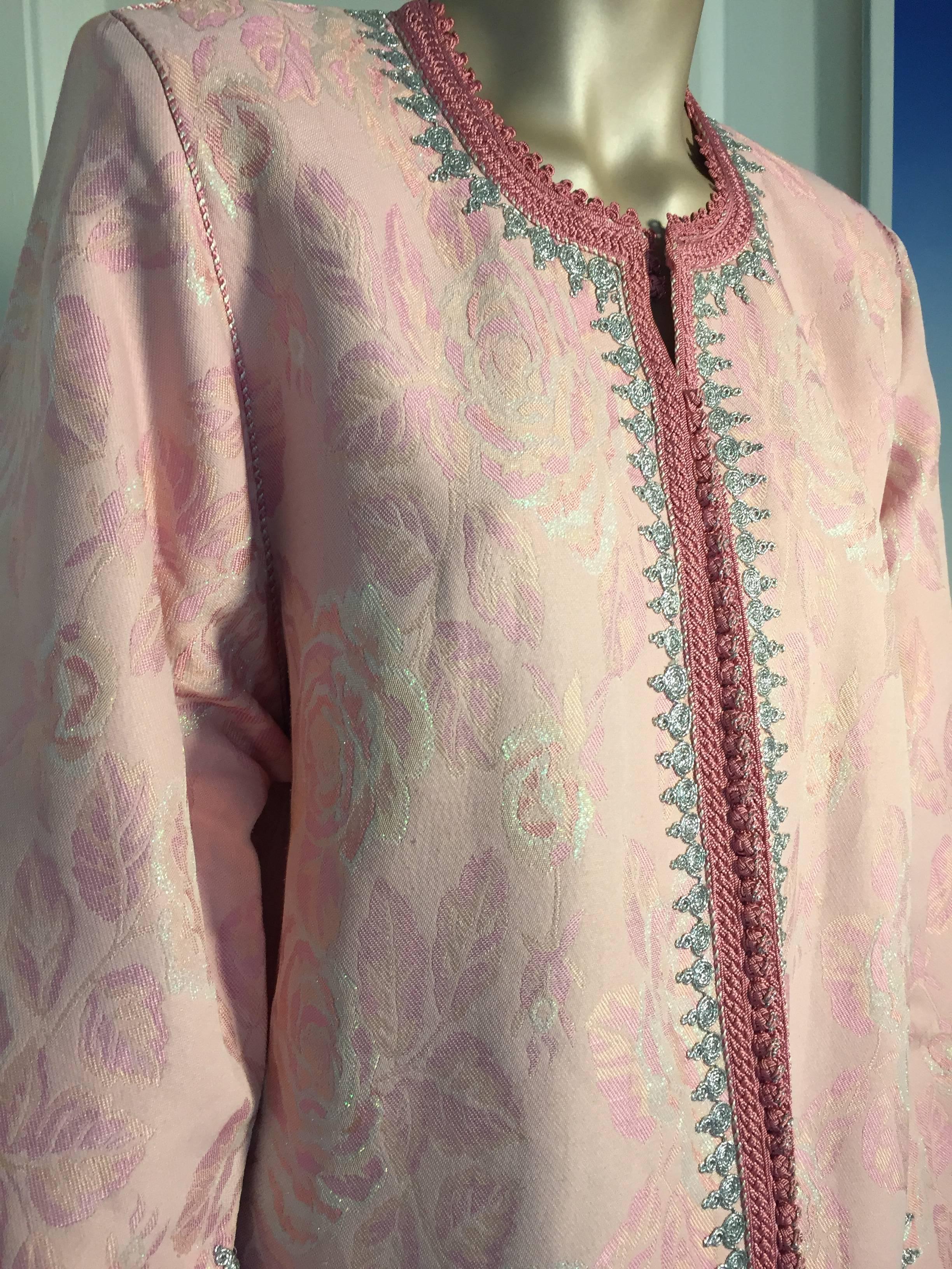 Elegant Moroccan Caftan in Pink and Silver Metallic Brocade In Good Condition In North Hollywood, CA