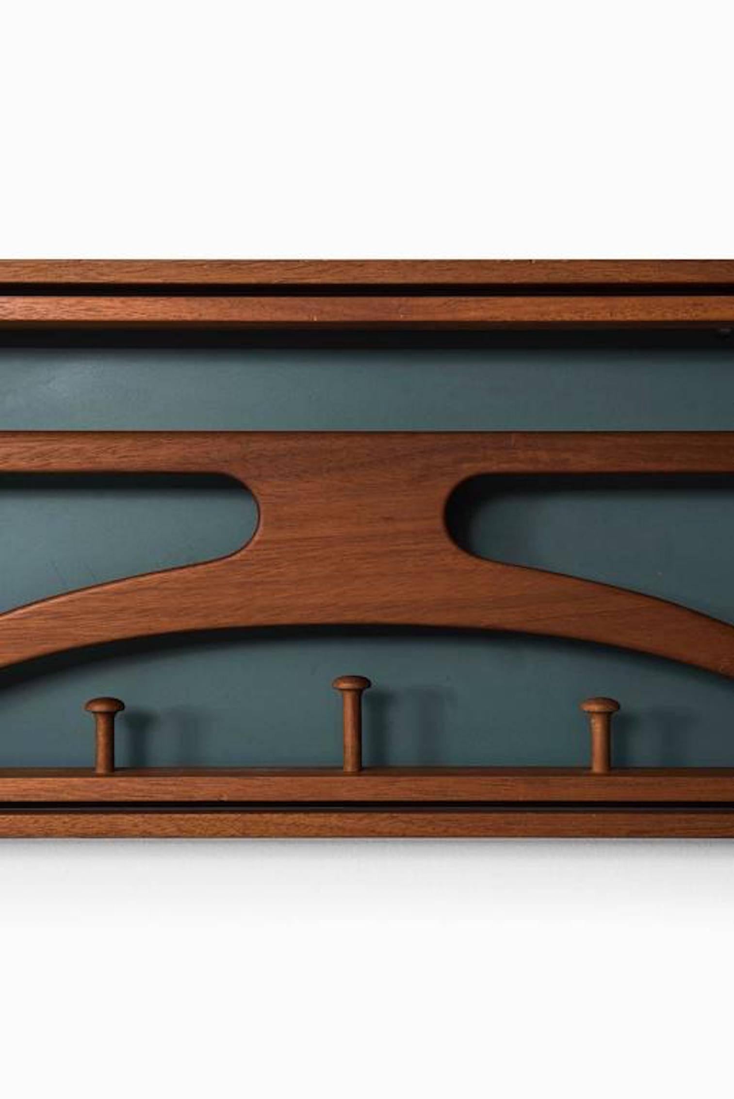 Scandinavian teak wall valet by Adam Hoff and Poul Østergaard.
Valet by Adam Hoff and Poul Østergaard for Virum Möbelsnedkeri.
Made of teak wood with natural leather straps and dark green formica back.
Excellent condition.
Dimensions: Closed