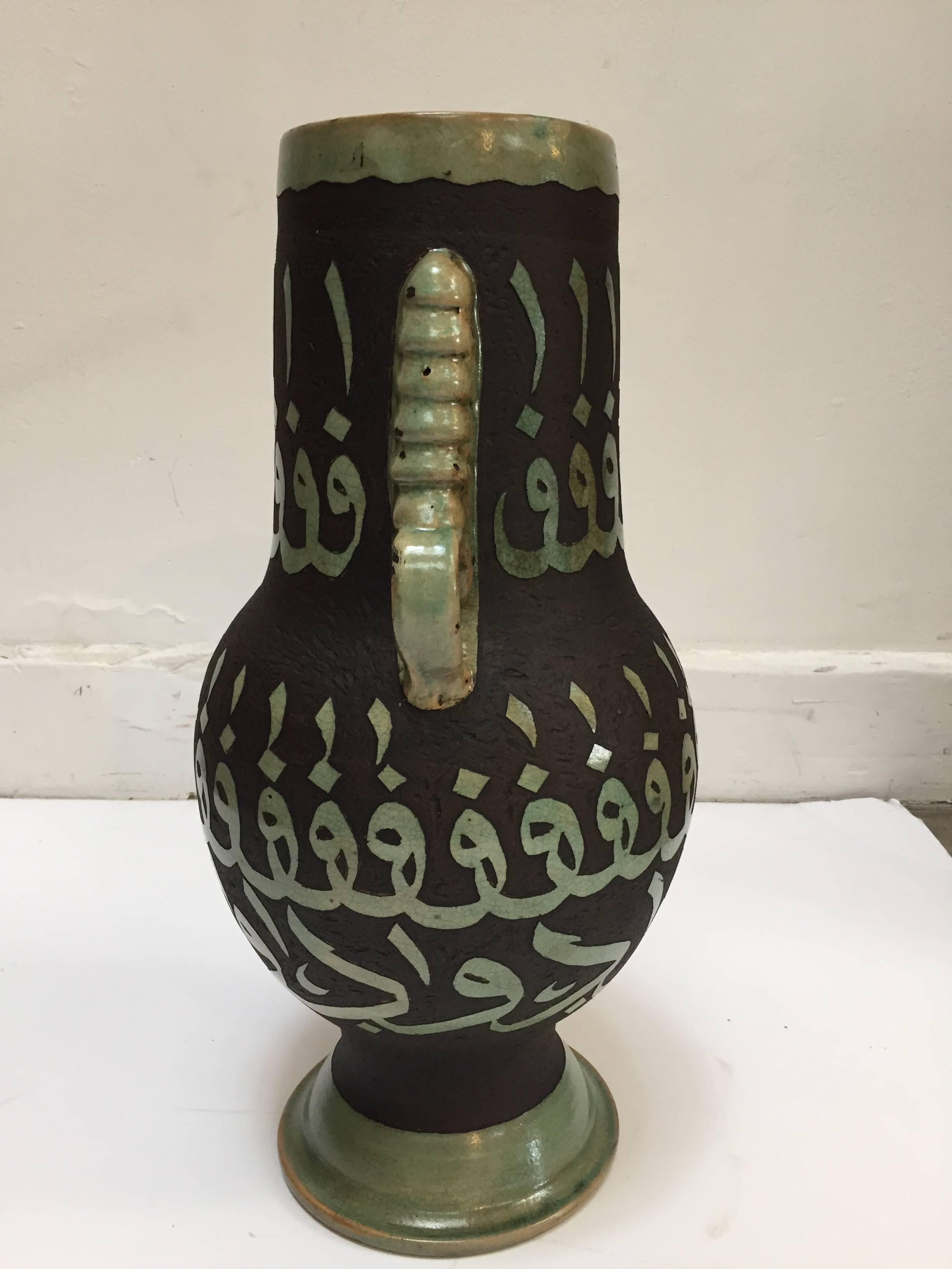Mauresque Paire de vases en céramique marocaine verte avec calligraphie arabe ciselée et écriture en vente