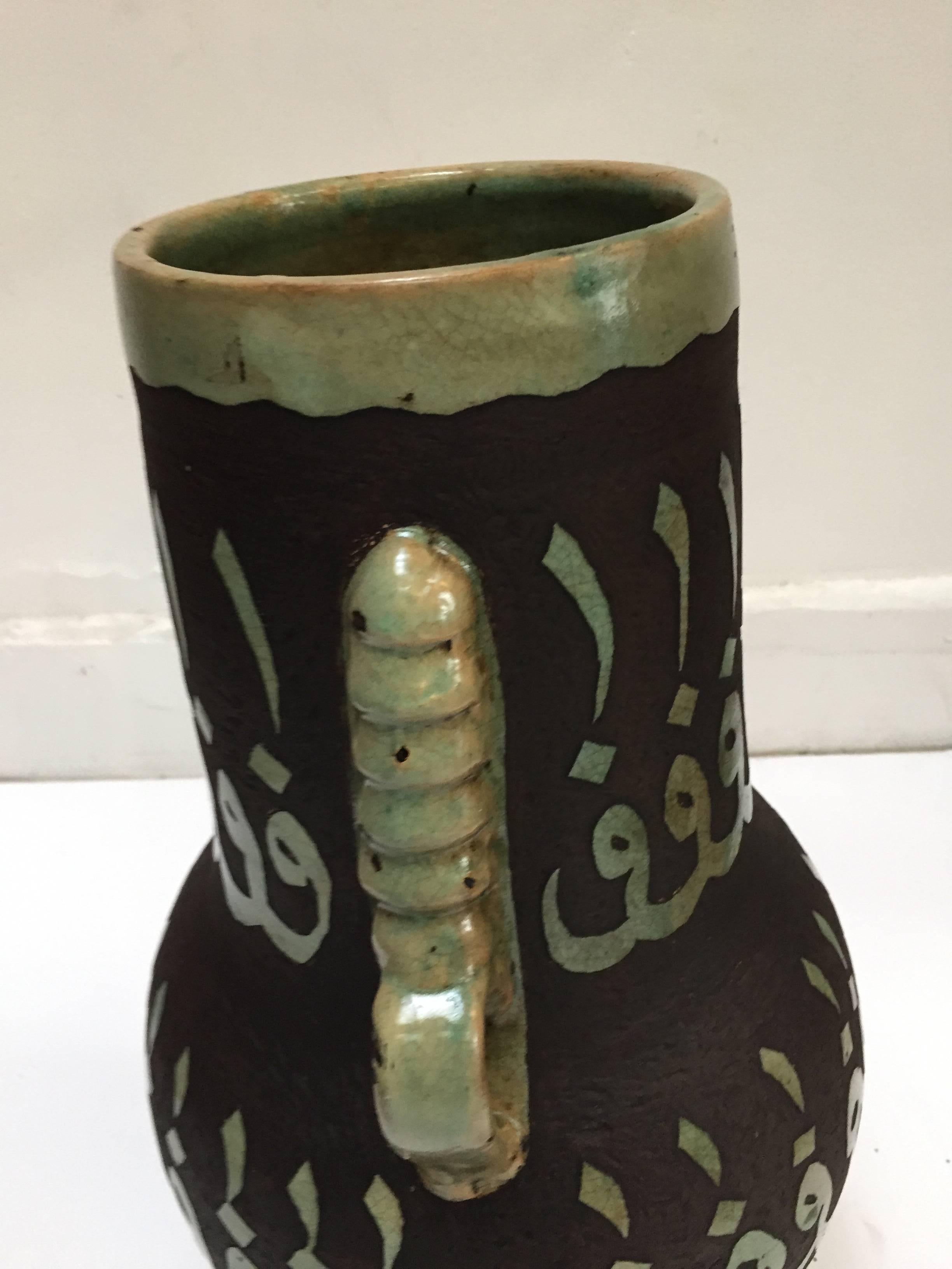 Marocain Paire de vases en céramique marocaine verte avec calligraphie arabe ciselée et écriture en vente
