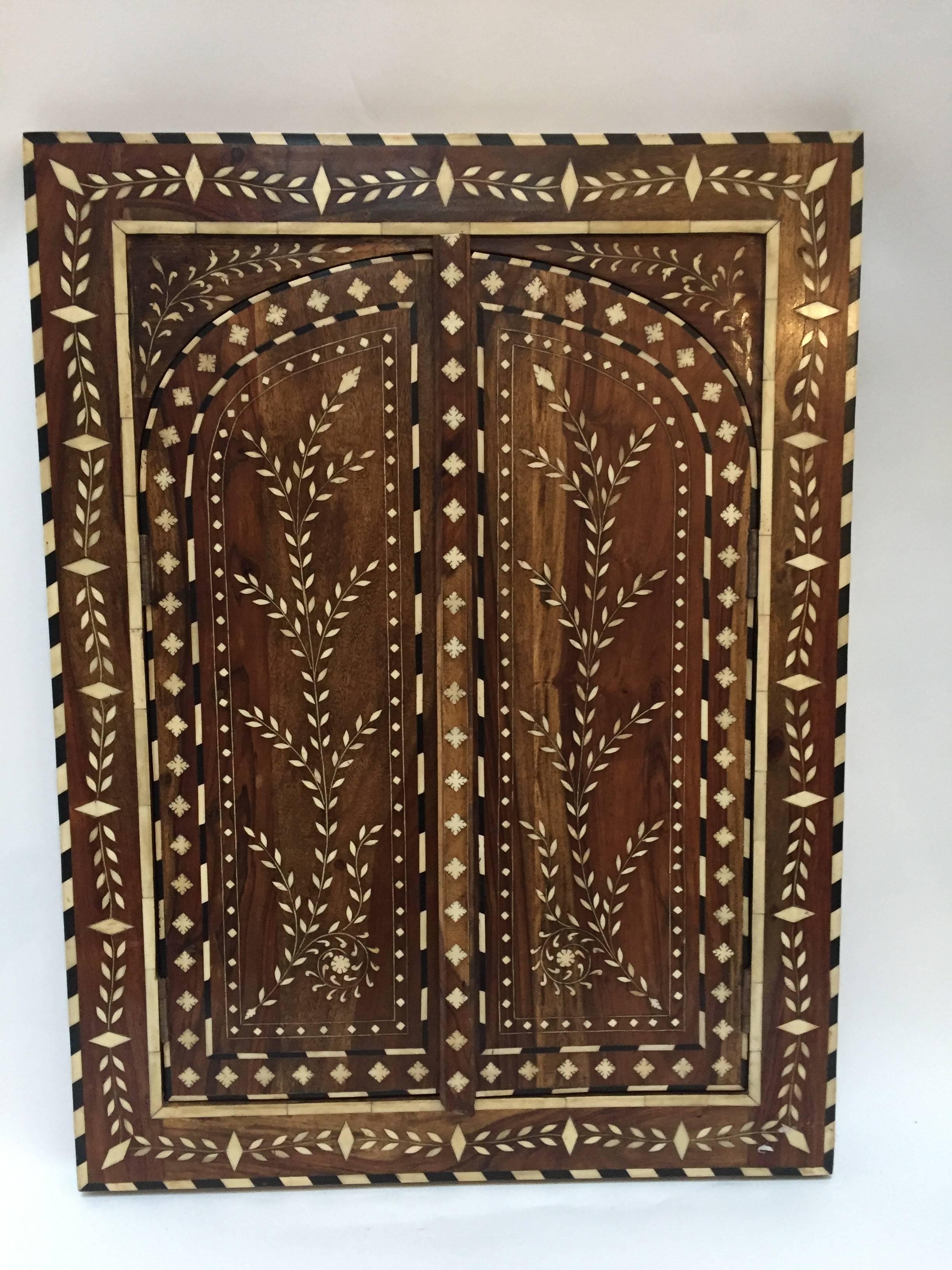 Vizagapatam Anglo-Indian Wall Window Mirror Inlaid with Ox Bone In Good Condition In North Hollywood, CA