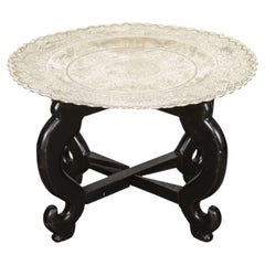 Plateau chinois en laiton sculpté à la main sur base pliante en bois