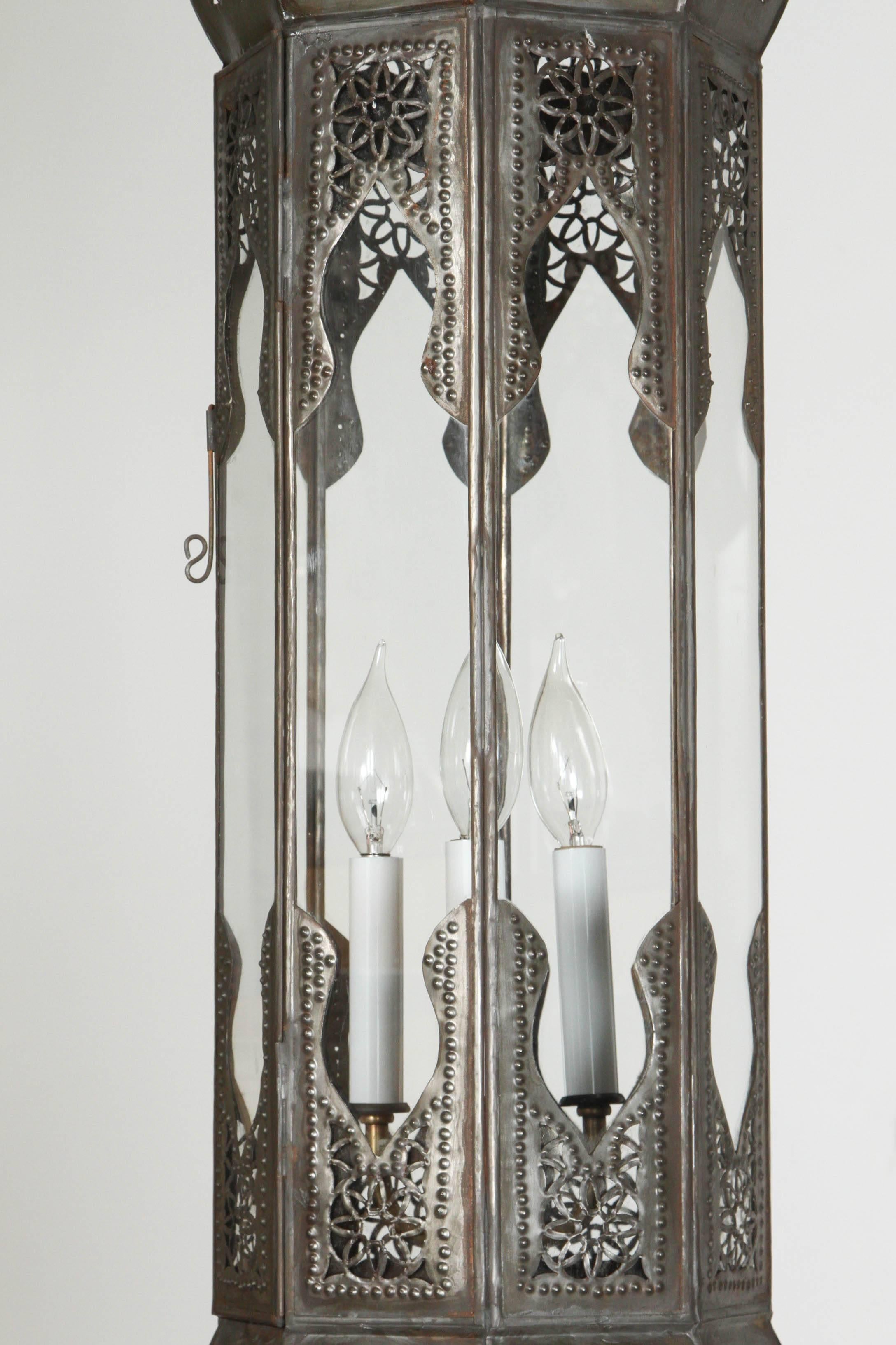 Marocain Grande paire de lanternes marocaines mauresques à suspension en métal et verre transparent en vente