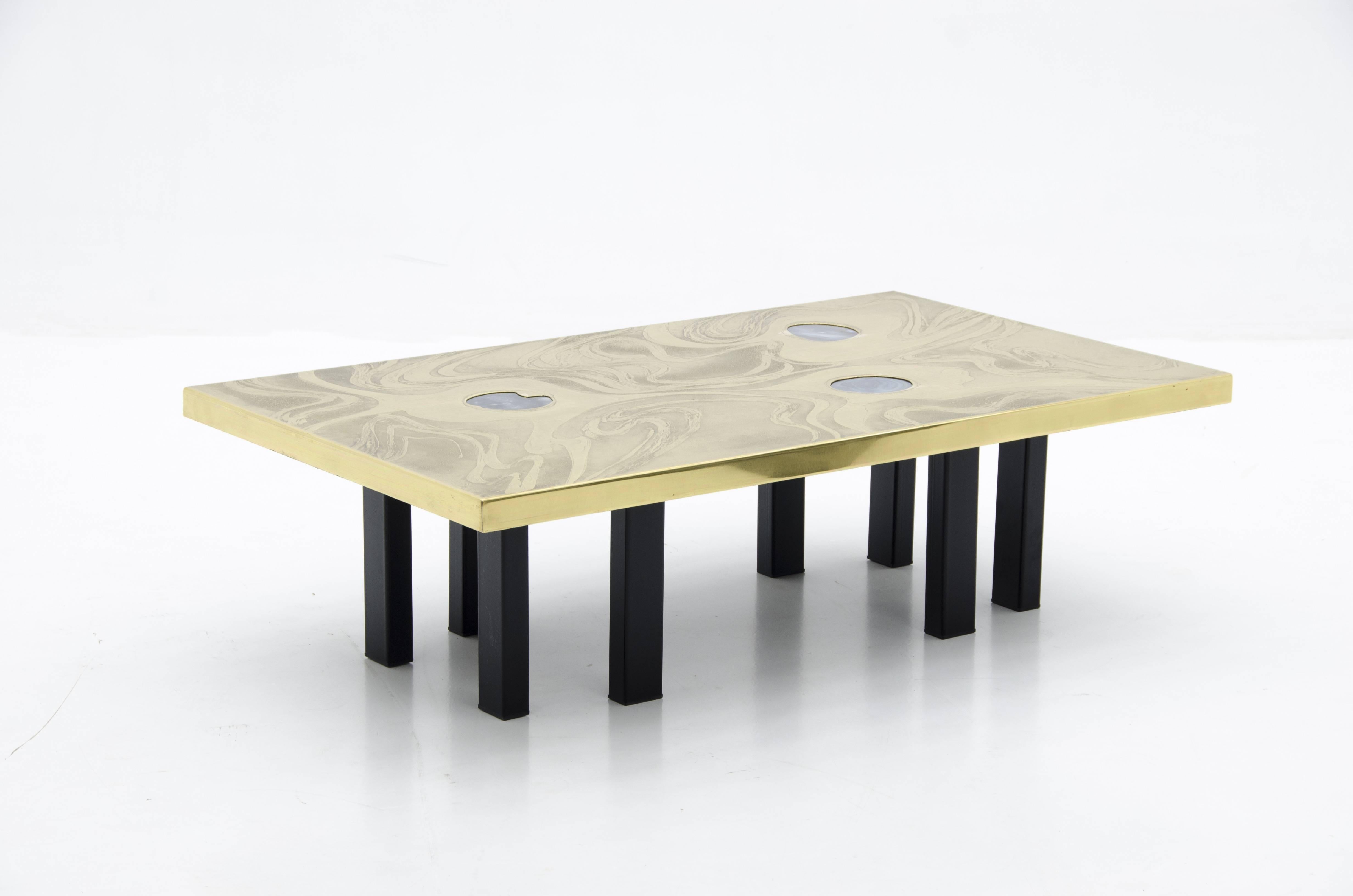 Belge Table basse en laiton buriné avec trois agates bleues en vente