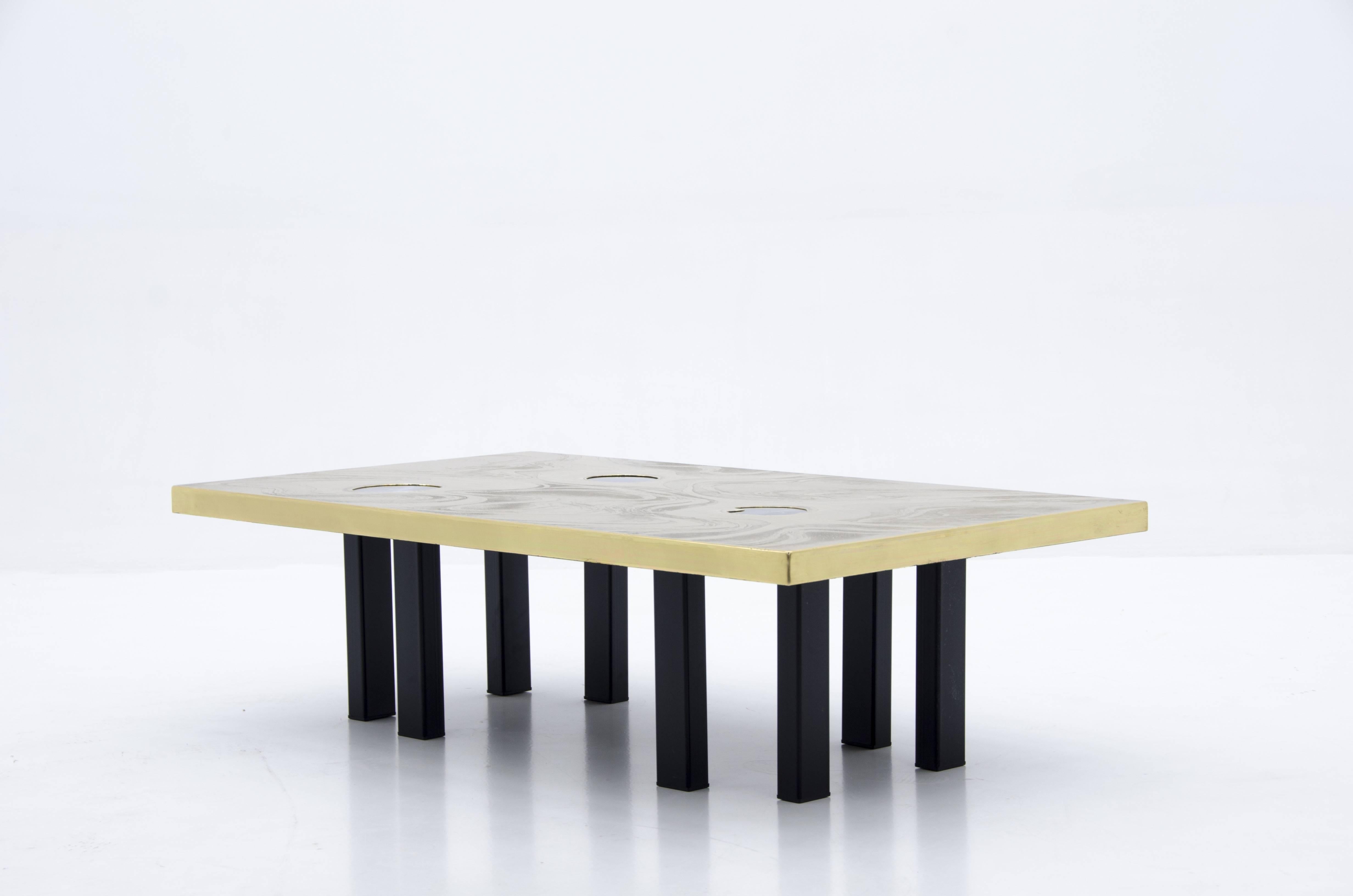 Table basse en laiton buriné avec trois agates bleues Excellent état - En vente à New York, NY