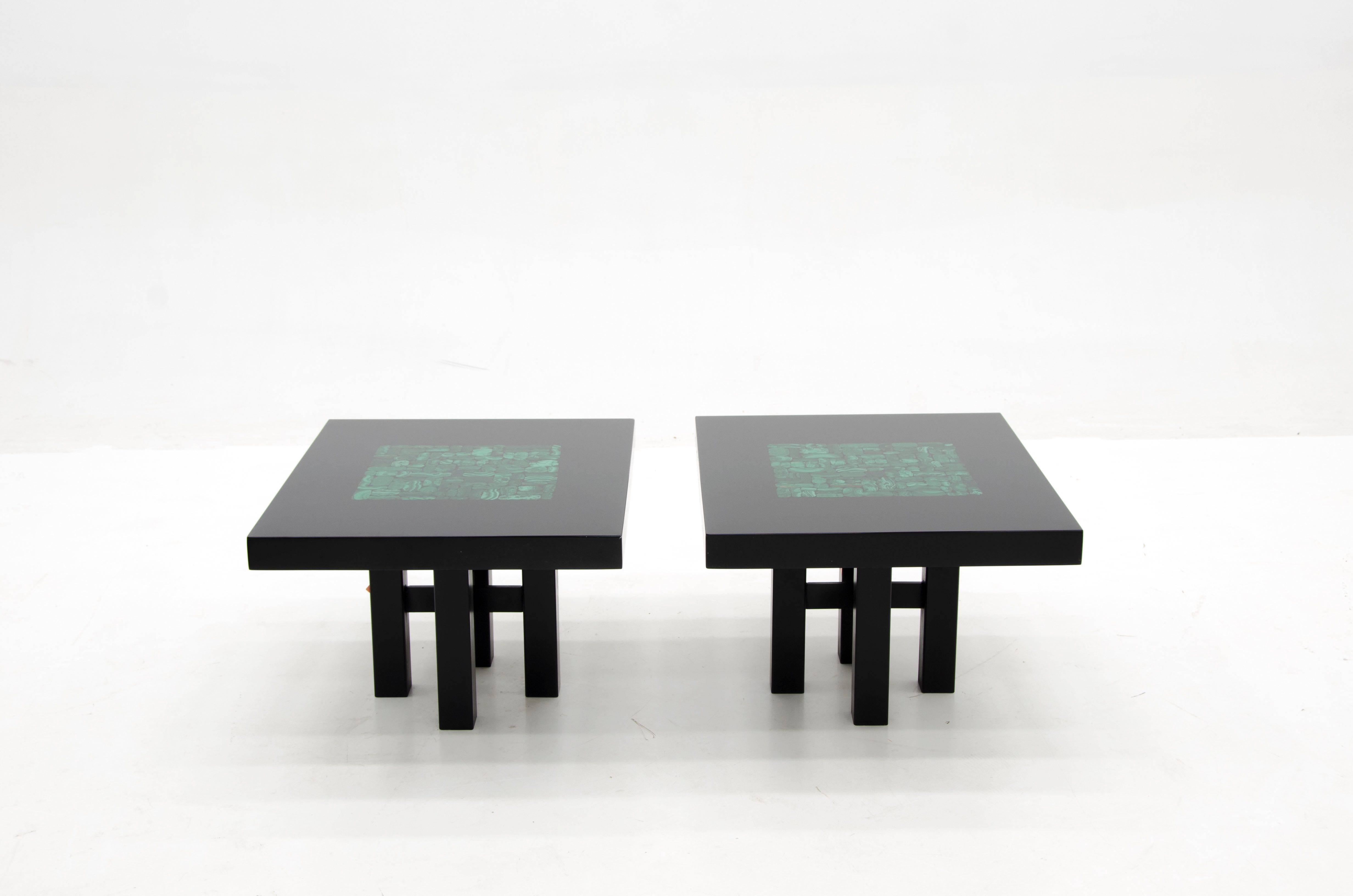 Paire de table d'appoint et de table en résine noire incrustée de malachite par Etienne Allemeersch.