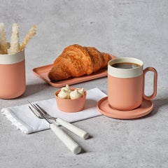 Handgefertigtes Porzellan-Becher-Set (2er-Set) von Esma Dereboy – Korallen-Elfenbein, preisgekrönt