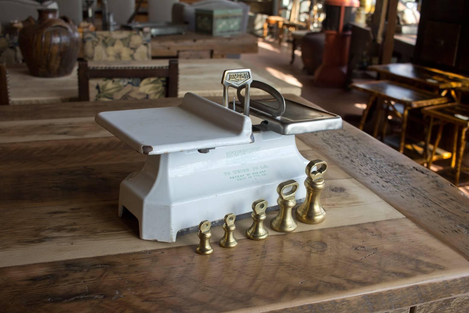 Vintage English 1930s Avery butcher’s scale, vitreous enamel finish with its original bell weights.