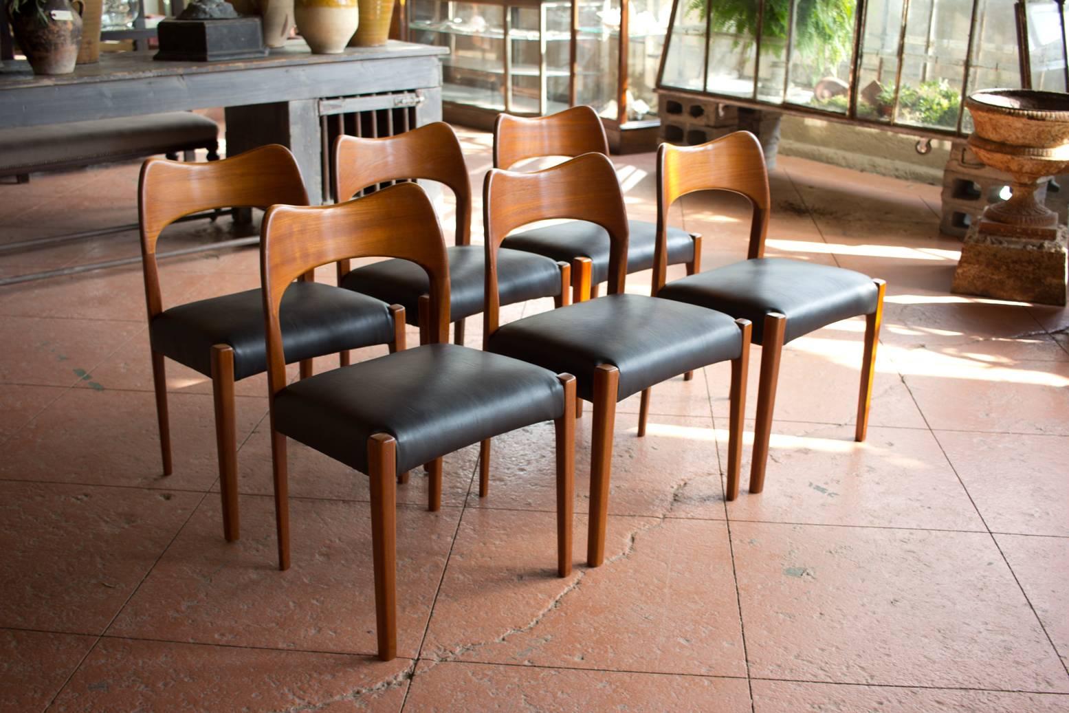Set of six Mid-century chairs in the style of Hans Dyrlund in beautiful condition.