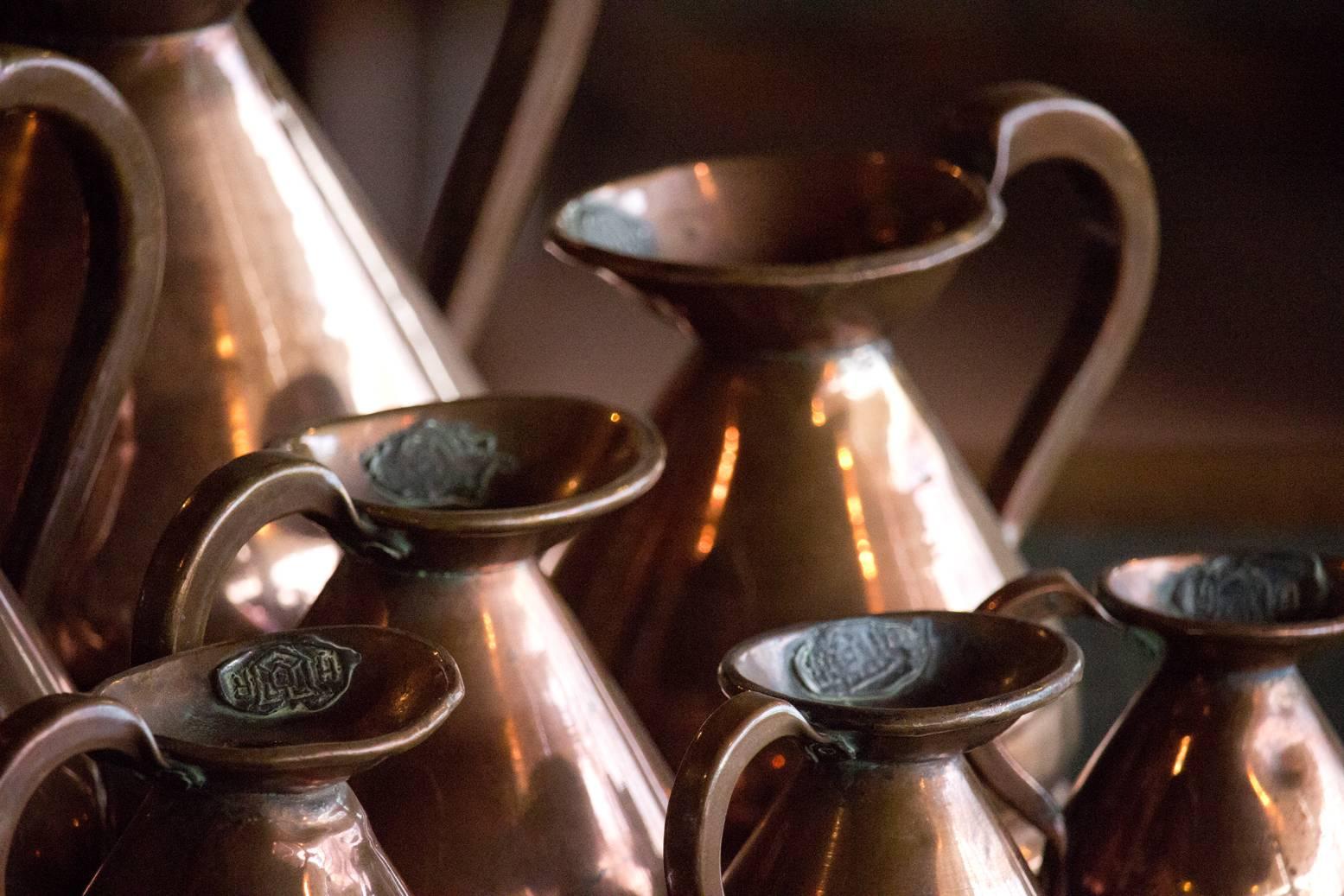 Set of Antique English Copper Graduated Jugs In Good Condition In Calgary, Alberta
