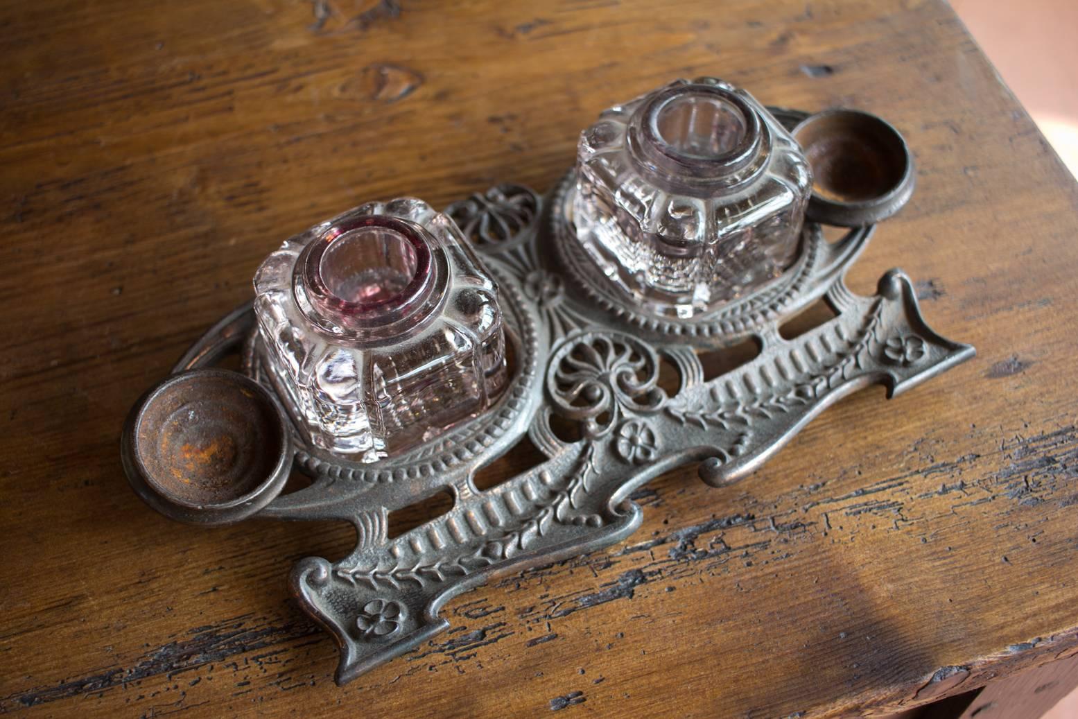 Art Nouveau British Inkwell In Good Condition In Calgary, Alberta