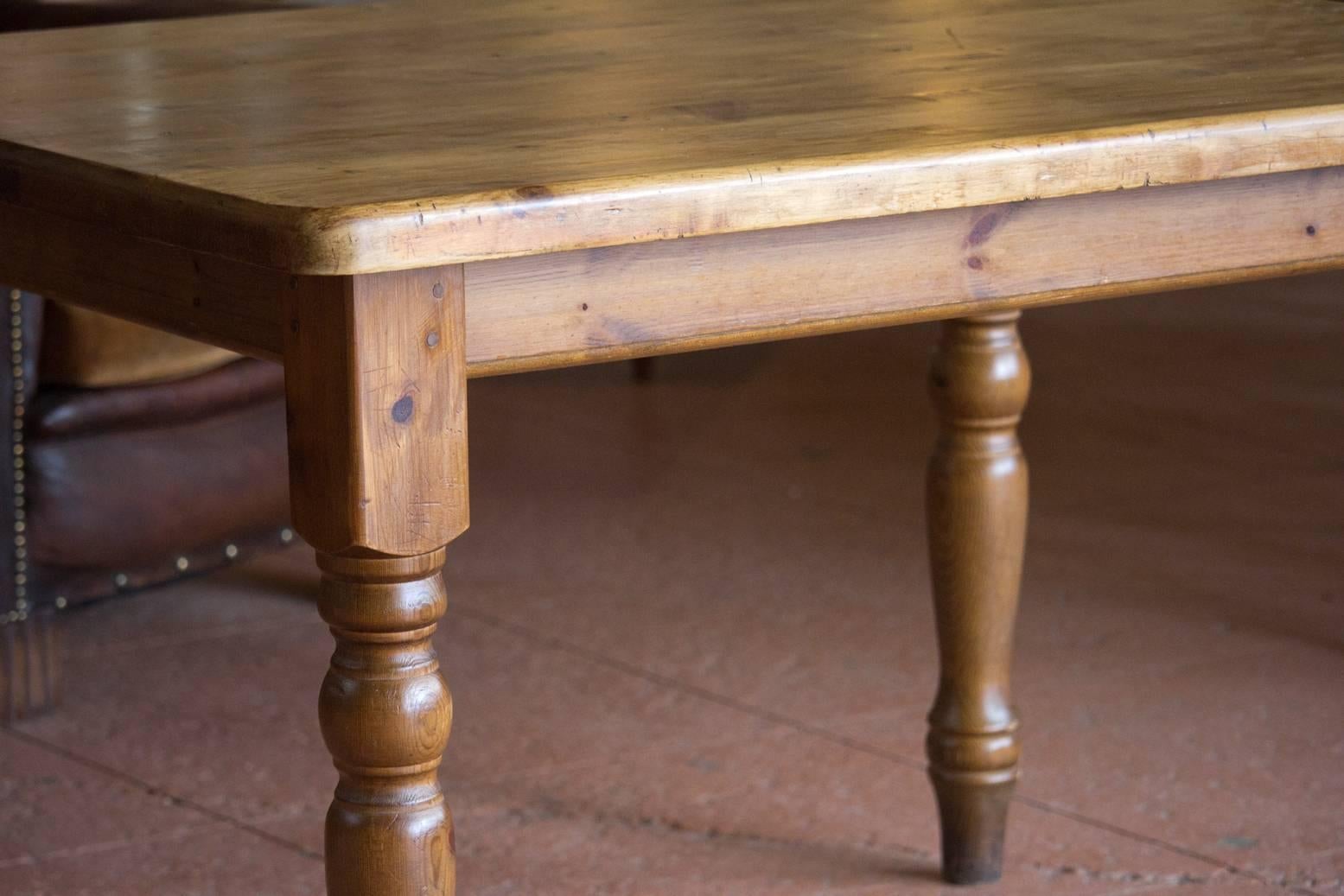 Victorian English Pub Table In Good Condition In Calgary, Alberta