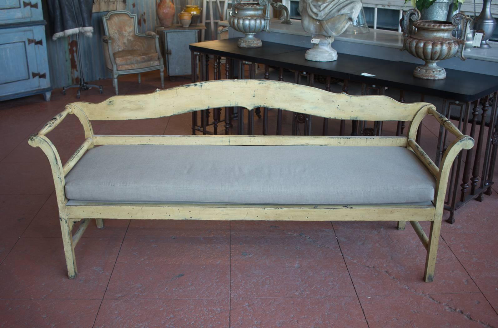 Vintage Gustavian Style Painted Bench In Good Condition In Calgary, Alberta