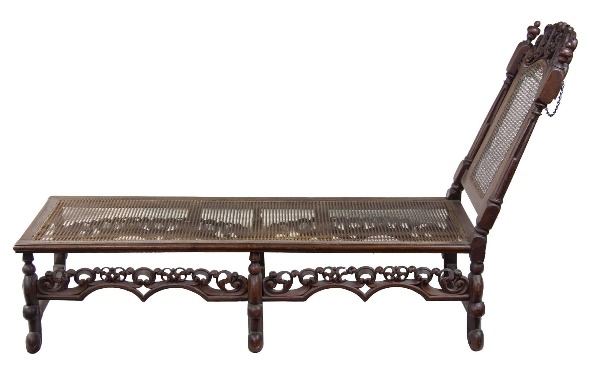 Rare Fine George I Walnut Daybed, Carved Crest and Stretchers, England In Excellent Condition For Sale In Providence, RI