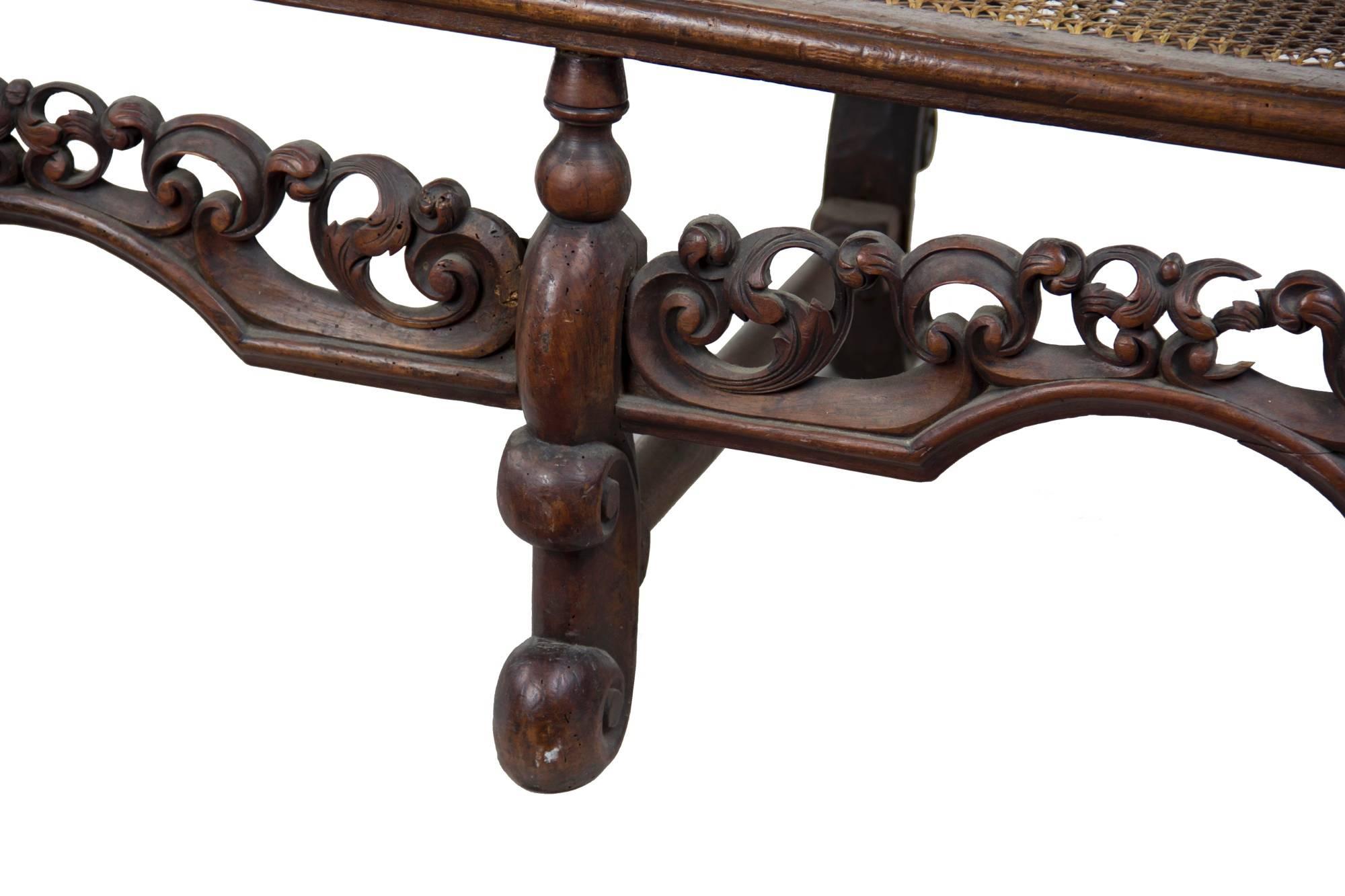 European Rare Fine George I Walnut Daybed, Carved Crest and Stretchers, England For Sale