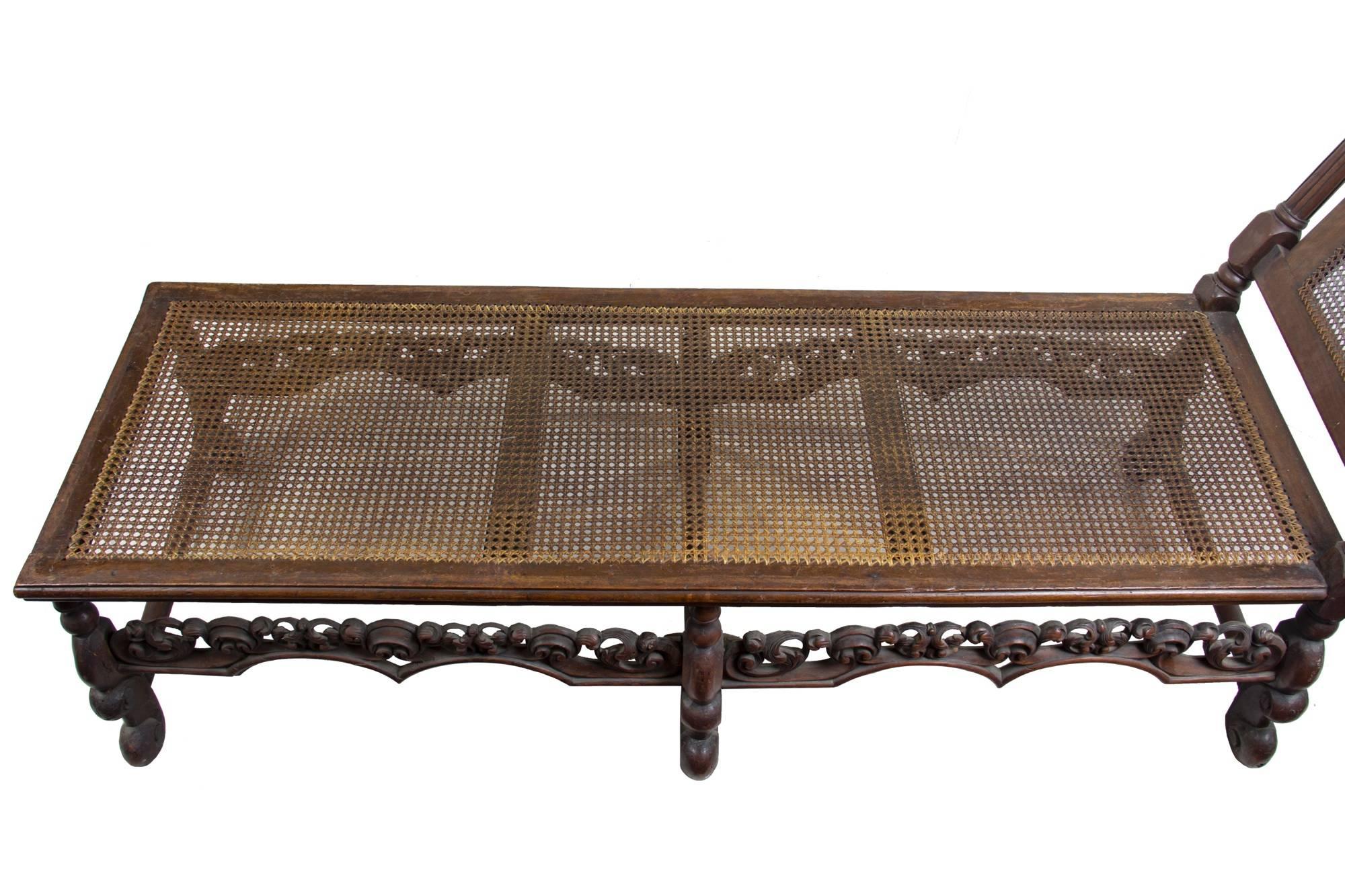 Rare Fine George I Walnut Daybed, Carved Crest and Stretchers, England For Sale 2