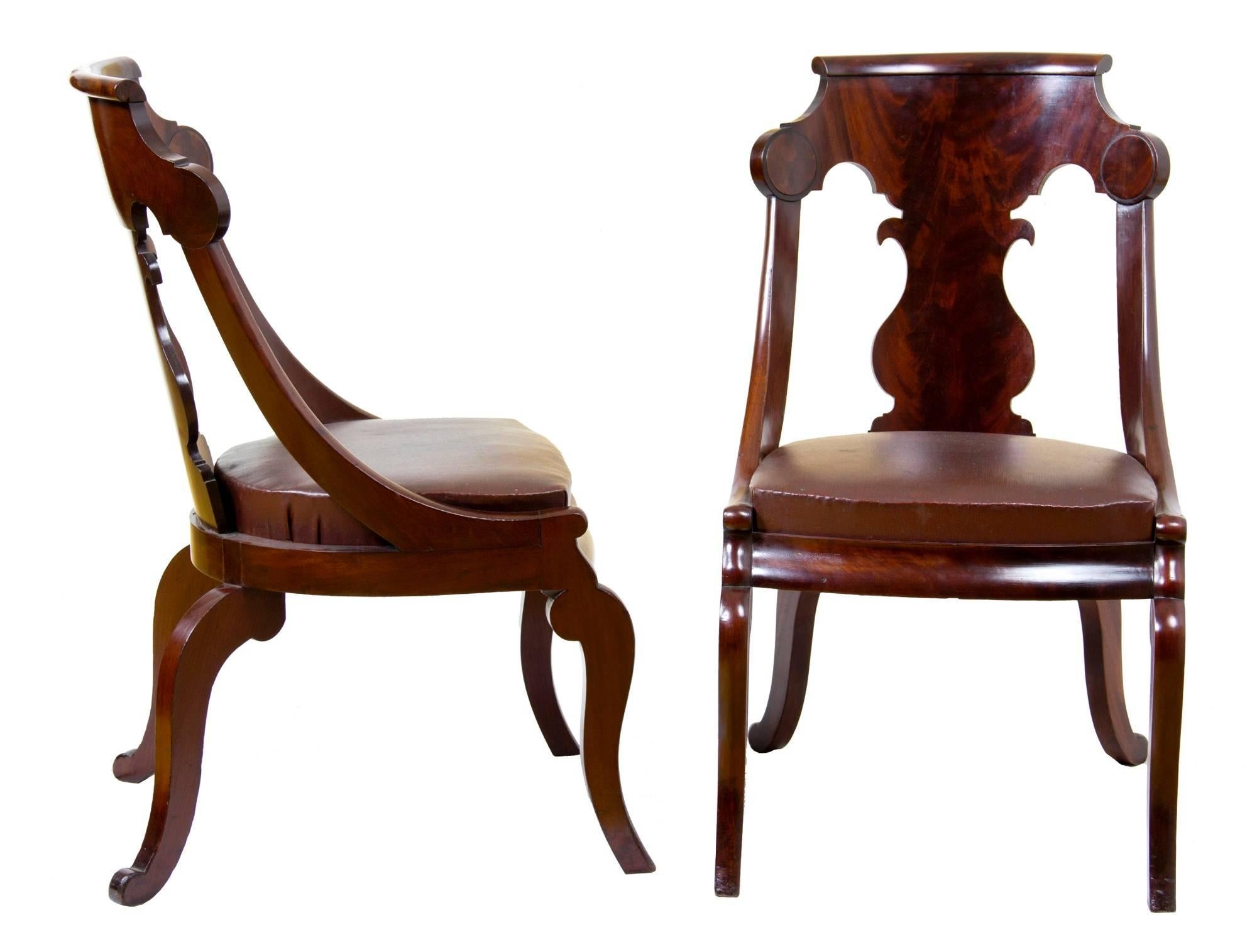 American Set of Six Classical Stylized Gondola Chairs, circa 1820-1830, Boston For Sale