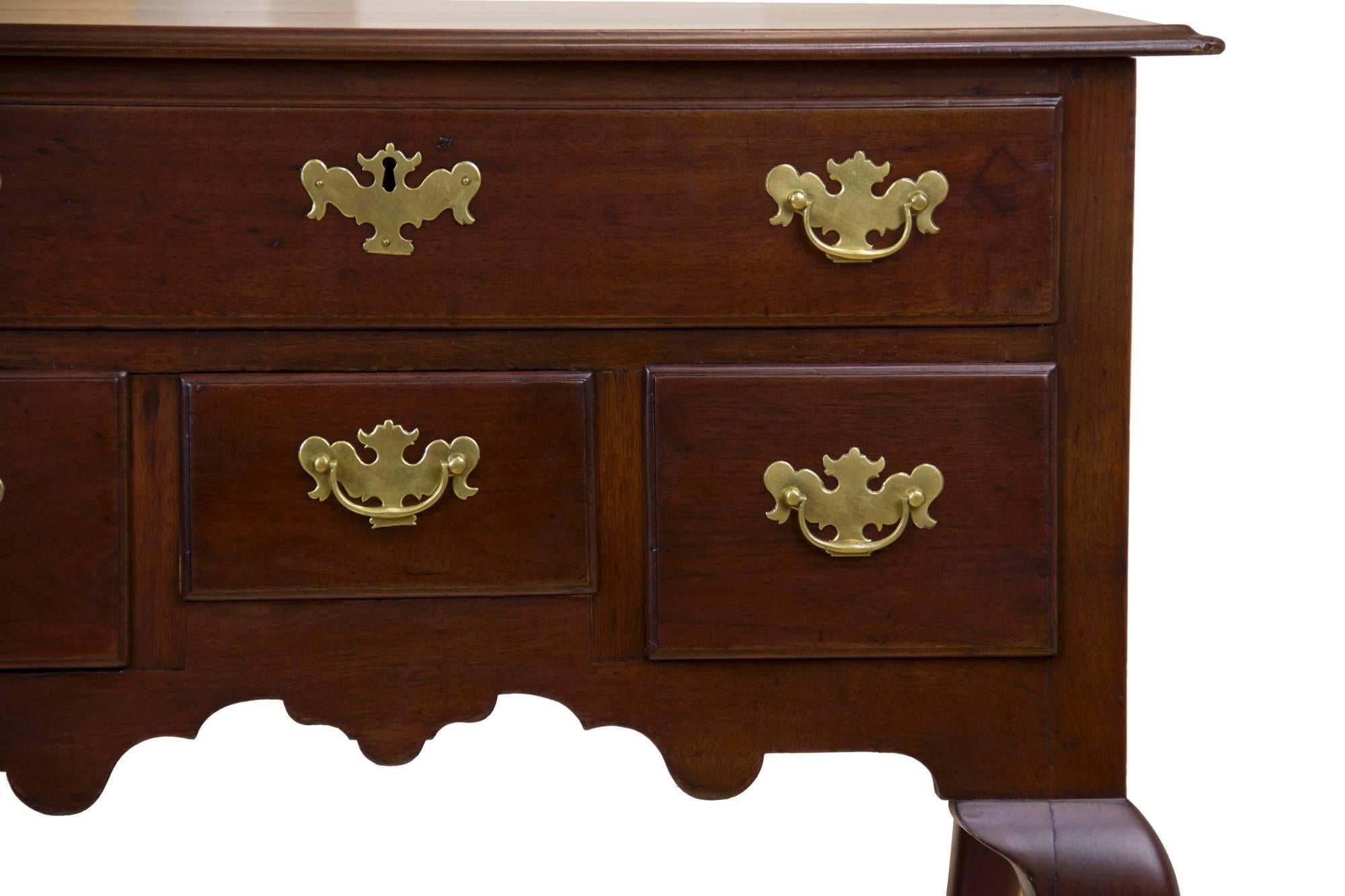 Fine Walnut Queen Anne Lowboy with Stocking Feet Philadelphia, circa 1760 im Angebot 1