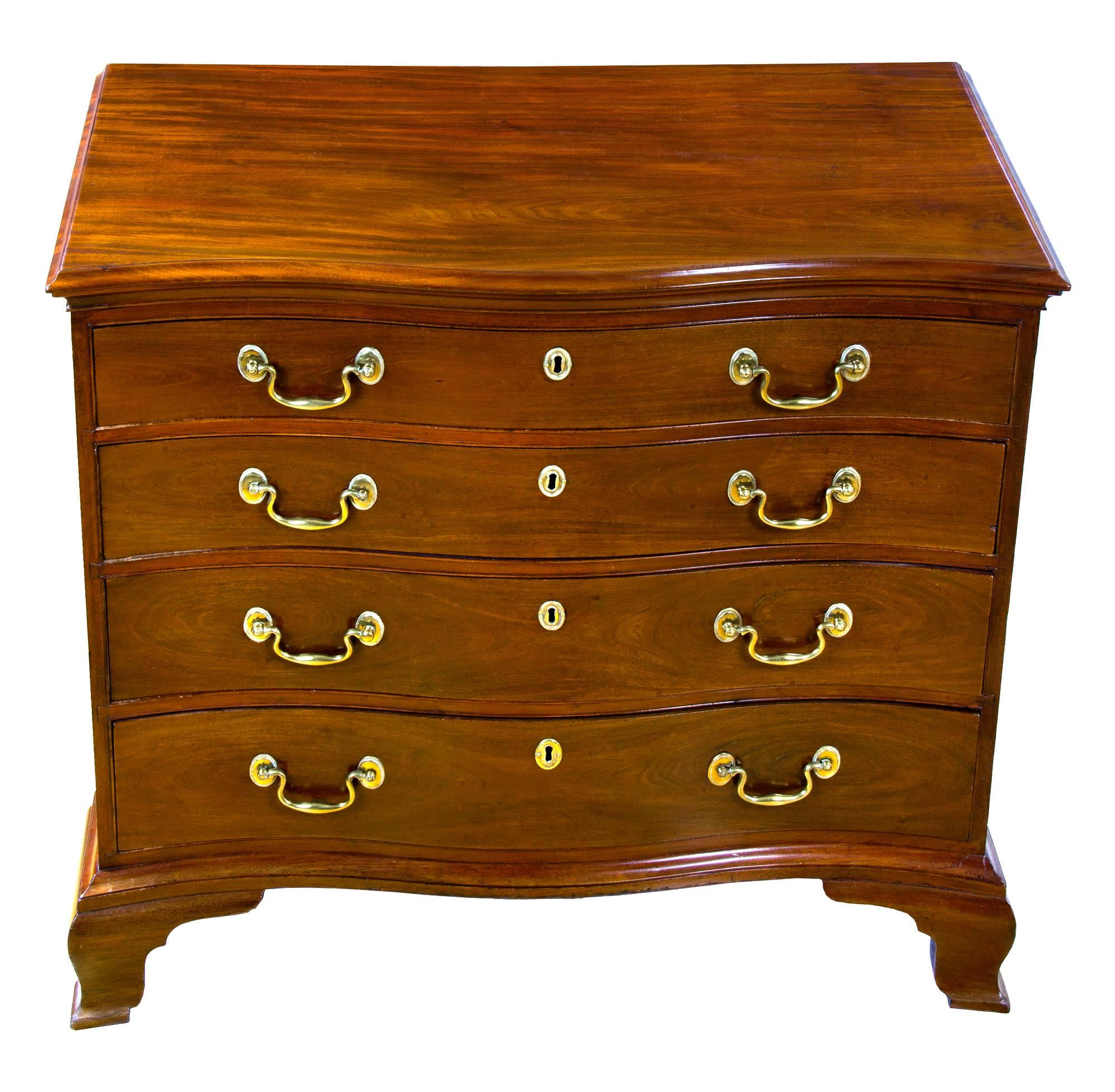 Mahogany Serpentine Chest of Drawers, Newport, circa 1780 For Sale