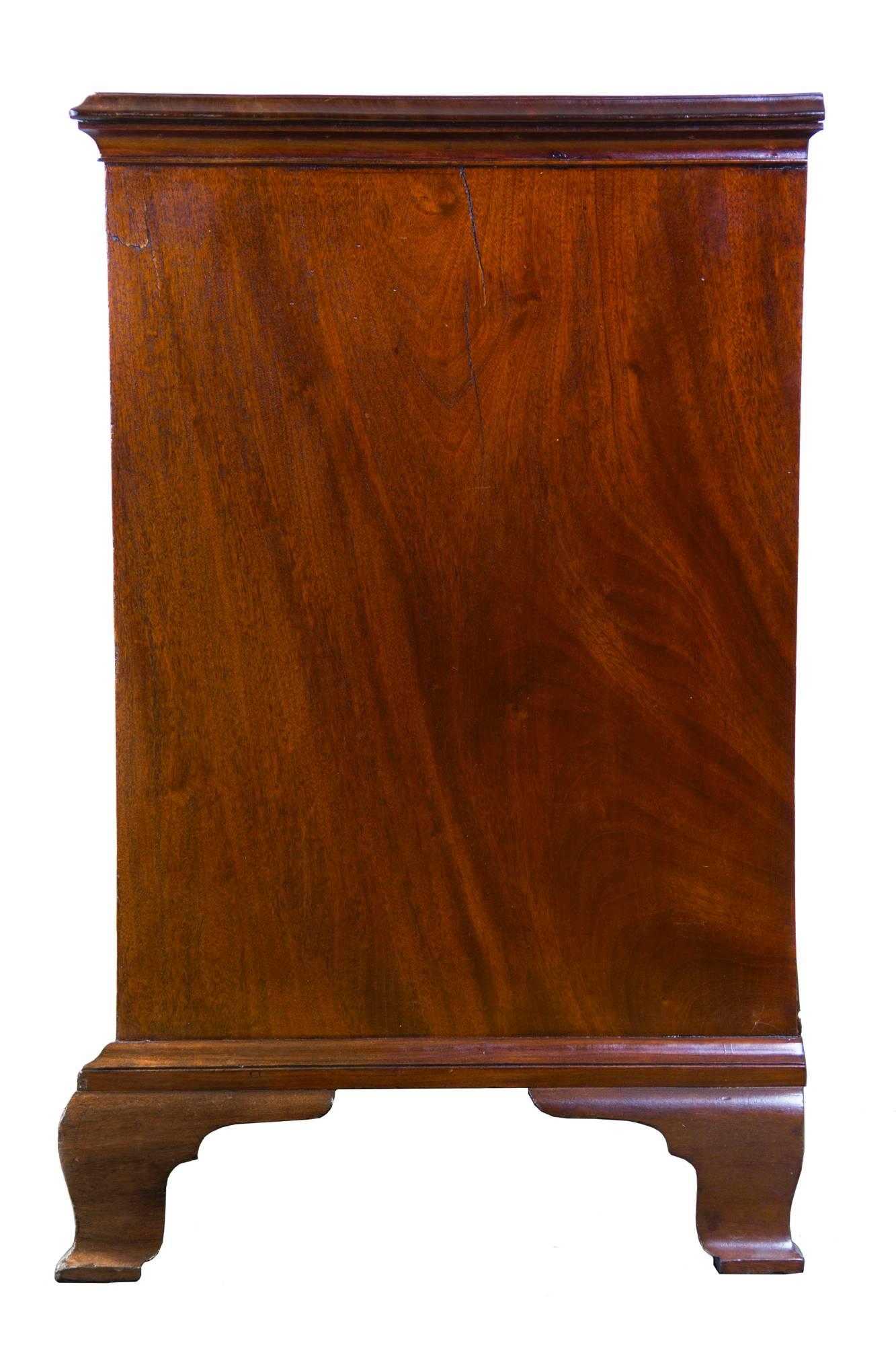 American Mahogany Serpentine Chest of Drawers, Newport, circa 1780 For Sale