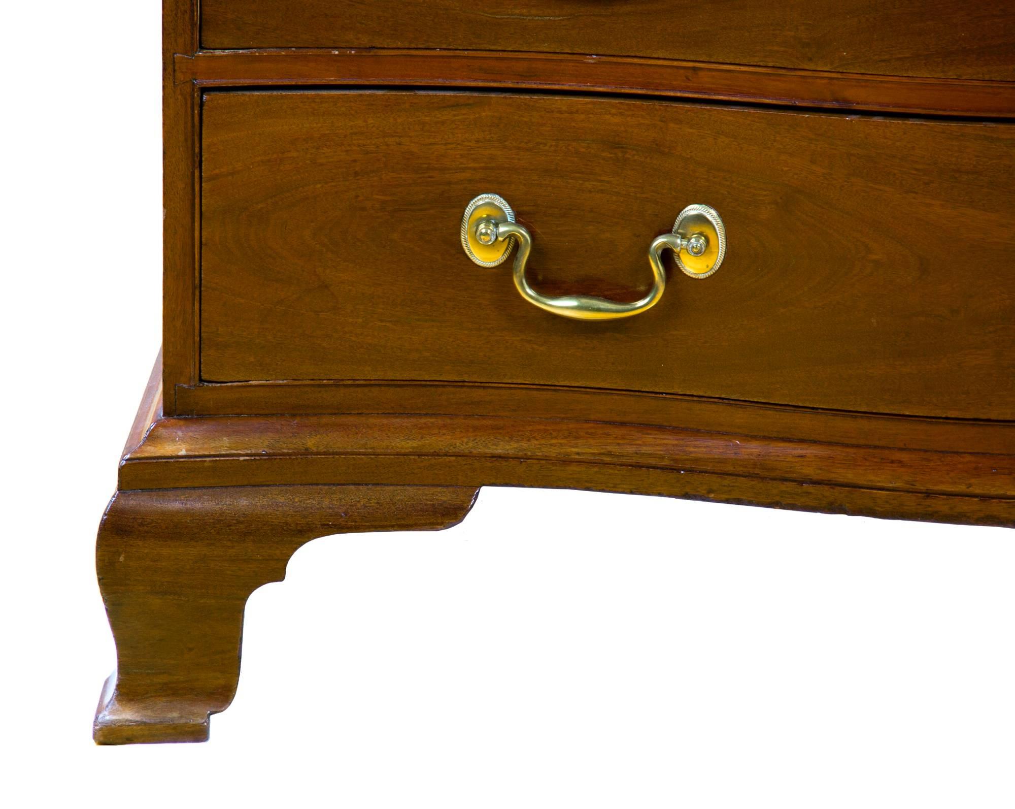 18th Century Mahogany Serpentine Chest of Drawers, Newport, circa 1780 For Sale