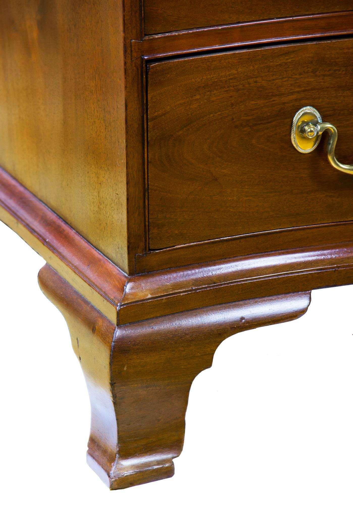 Mahogany Serpentine Chest of Drawers, Newport, circa 1780 For Sale 1