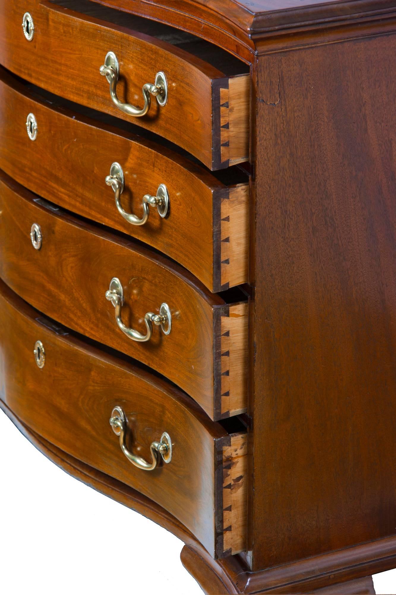 Mahogany Serpentine Chest of Drawers, Newport, circa 1780 For Sale 2