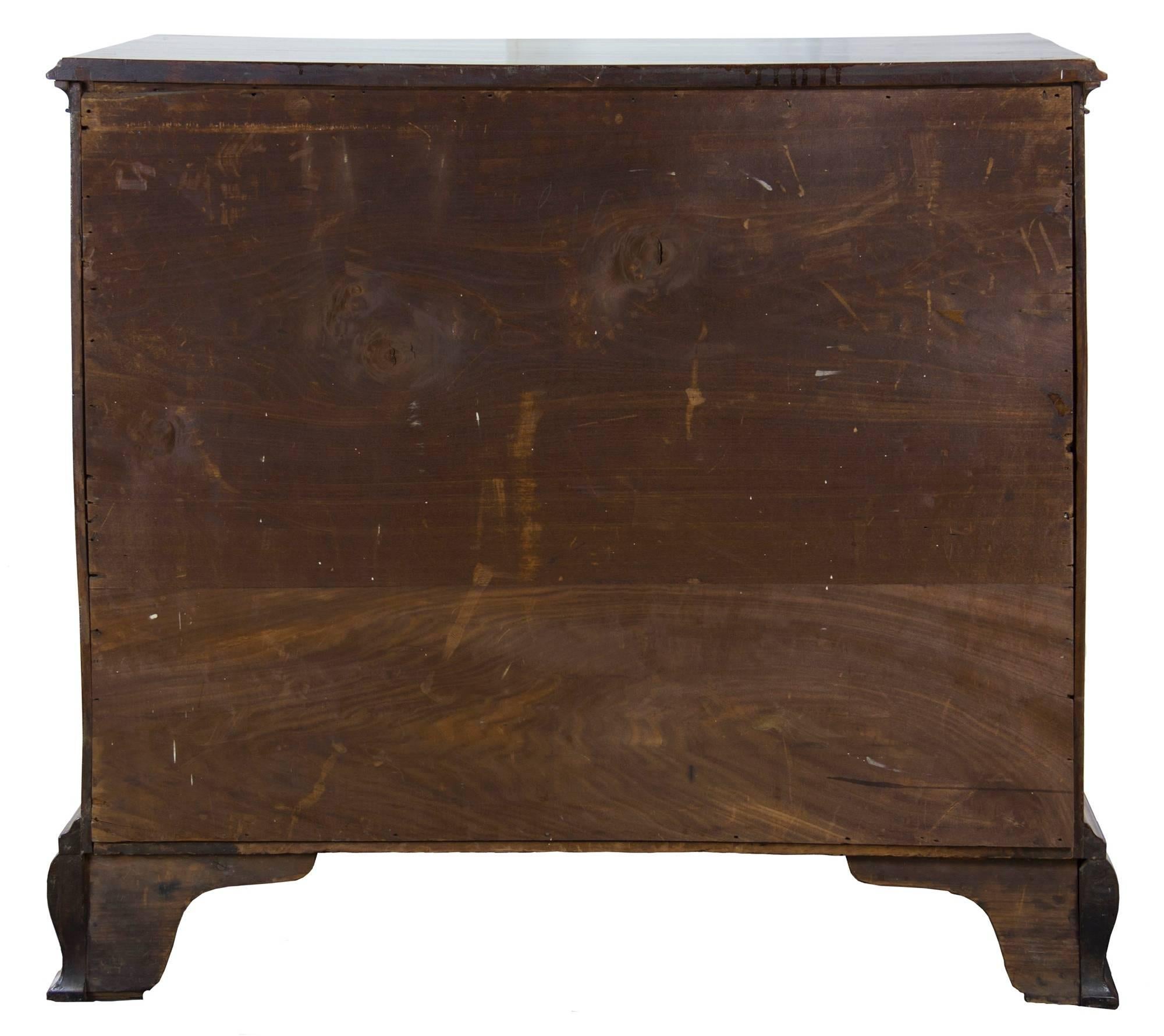 Mahogany Serpentine Chest of Drawers, Newport, circa 1780 For Sale 3