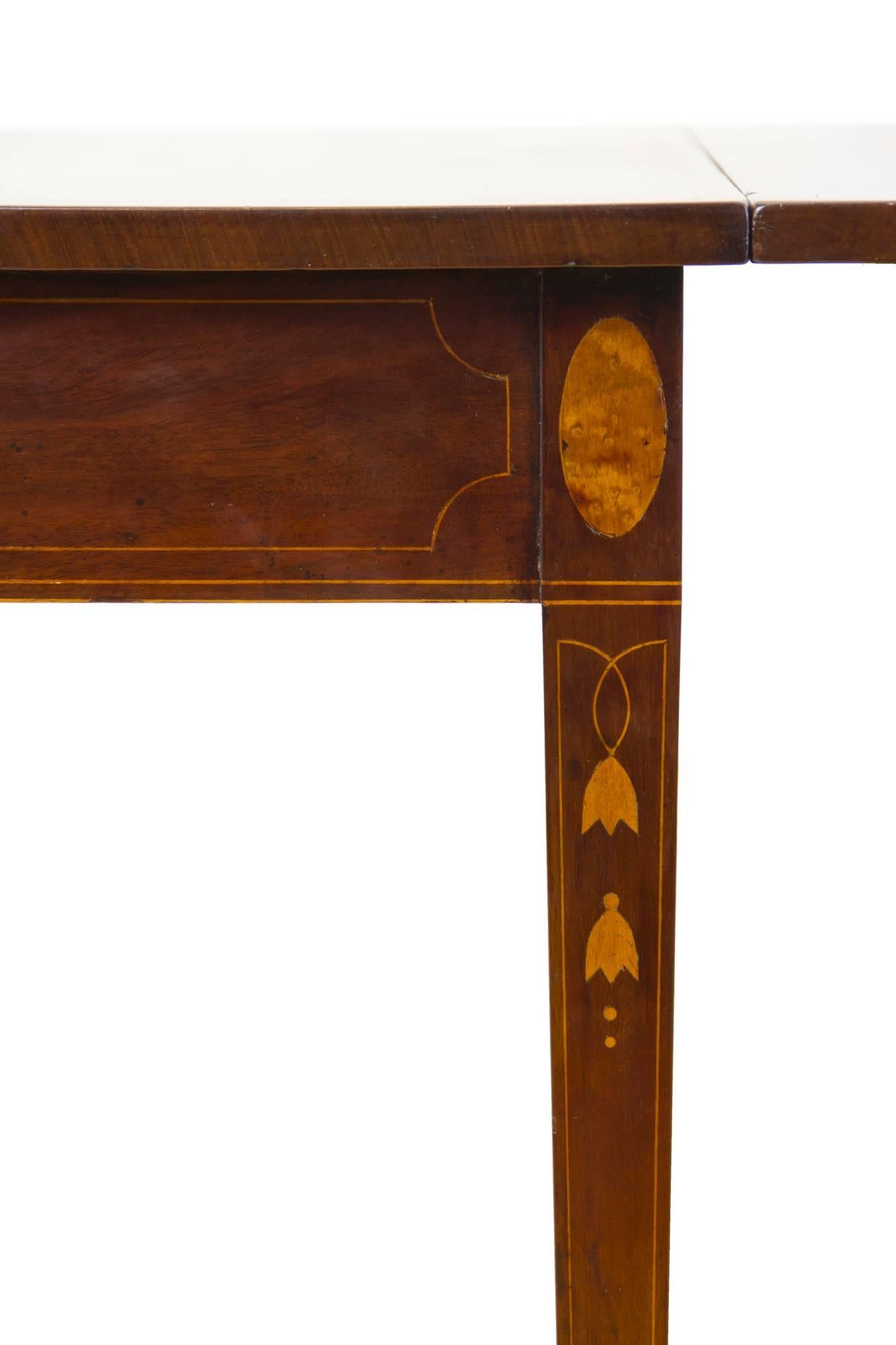 Grand Federal/Hepplewhite Inlaid Mahogany Three-Part Dining Table, 1800-1820 In Excellent Condition For Sale In Providence, RI