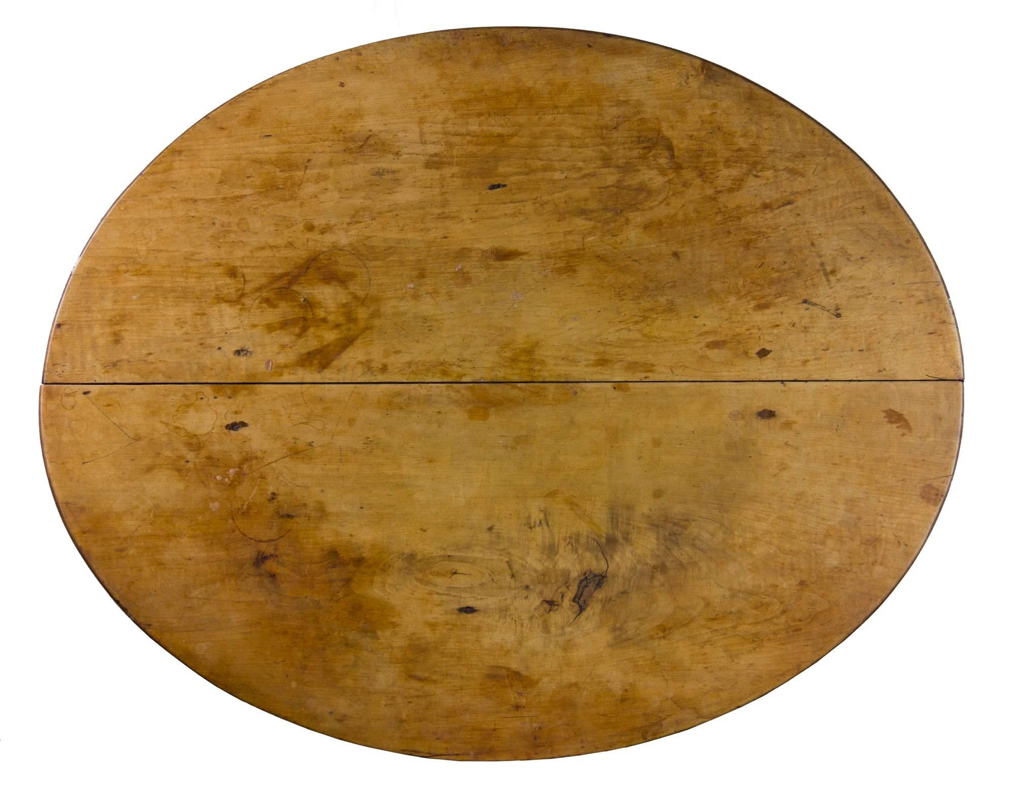 American Large Figured Maple Oval Top Tavern Table, Probably CT, Splayed Legs, circa 1760 For Sale
