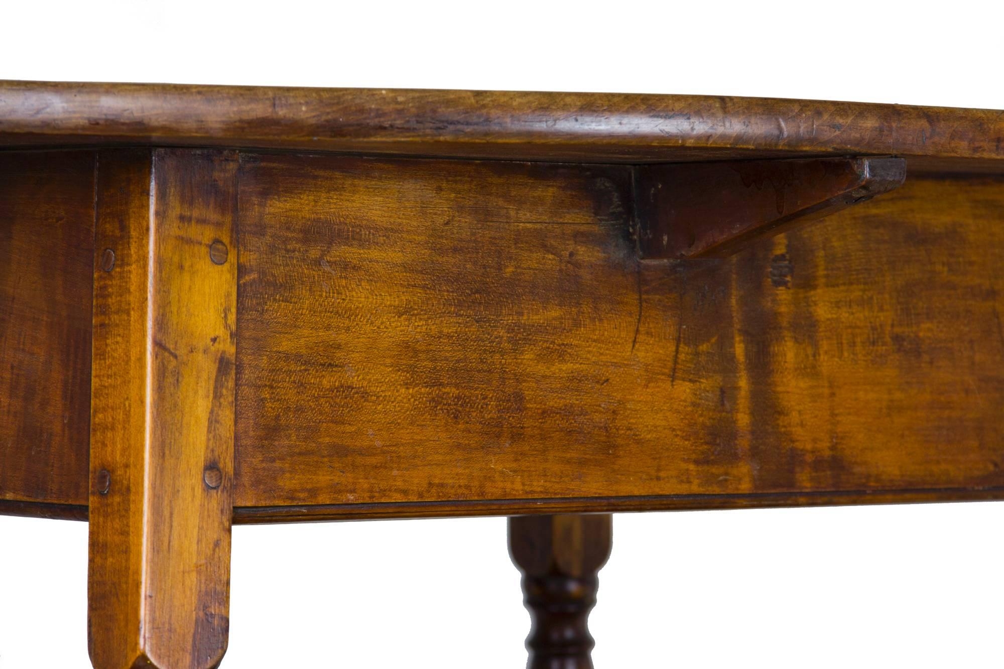 Large Figured Maple Oval Top Tavern Table, Probably CT, Splayed Legs, circa 1760 For Sale 1