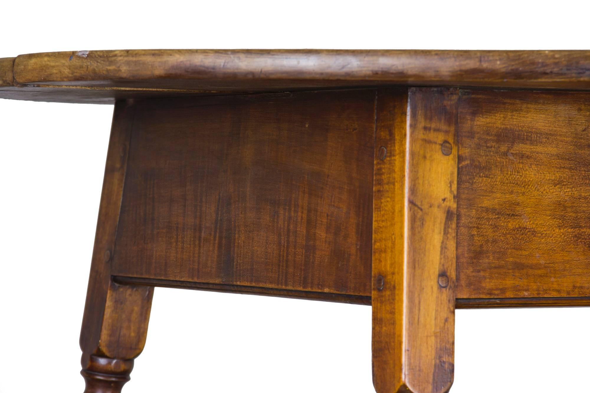 Large Figured Maple Oval Top Tavern Table, Probably CT, Splayed Legs, circa 1760 For Sale 2